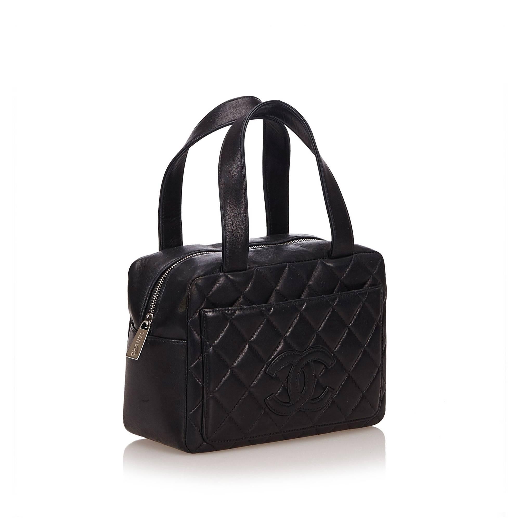This handbag features a leather body, exterior front slip compartment, flat leather handles, top zip closure, and interior zip pocket. 

It carries a B condition rating.

Dimensions: 
Length 15 cm
Width 20 cm
Depth 9 cm
Hand Drop 8 cm

Inclusions: