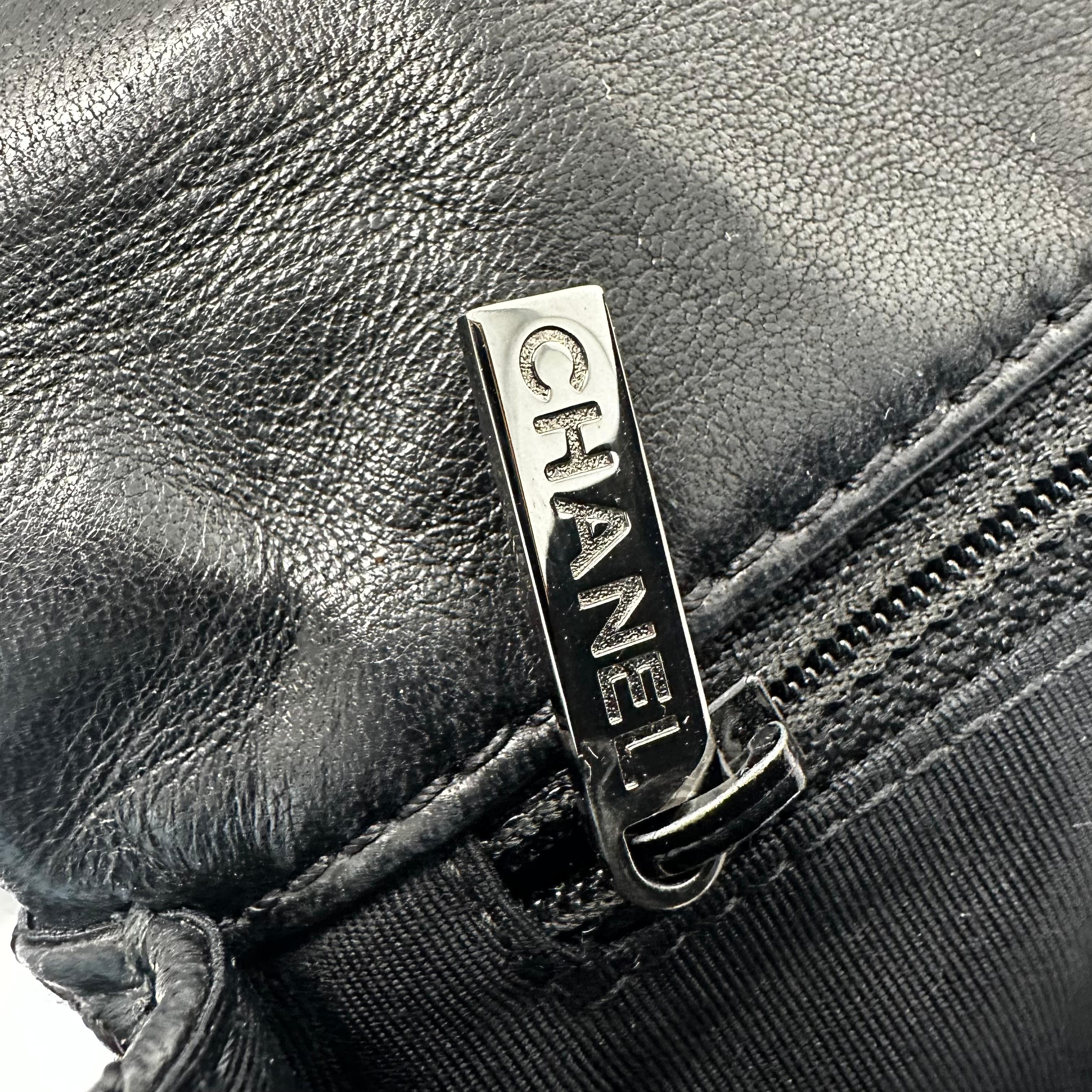 CHANEL Black Medium 2.55 Reissue Lambskin Leather Roll Clutch 2011 Runway For Sale 6