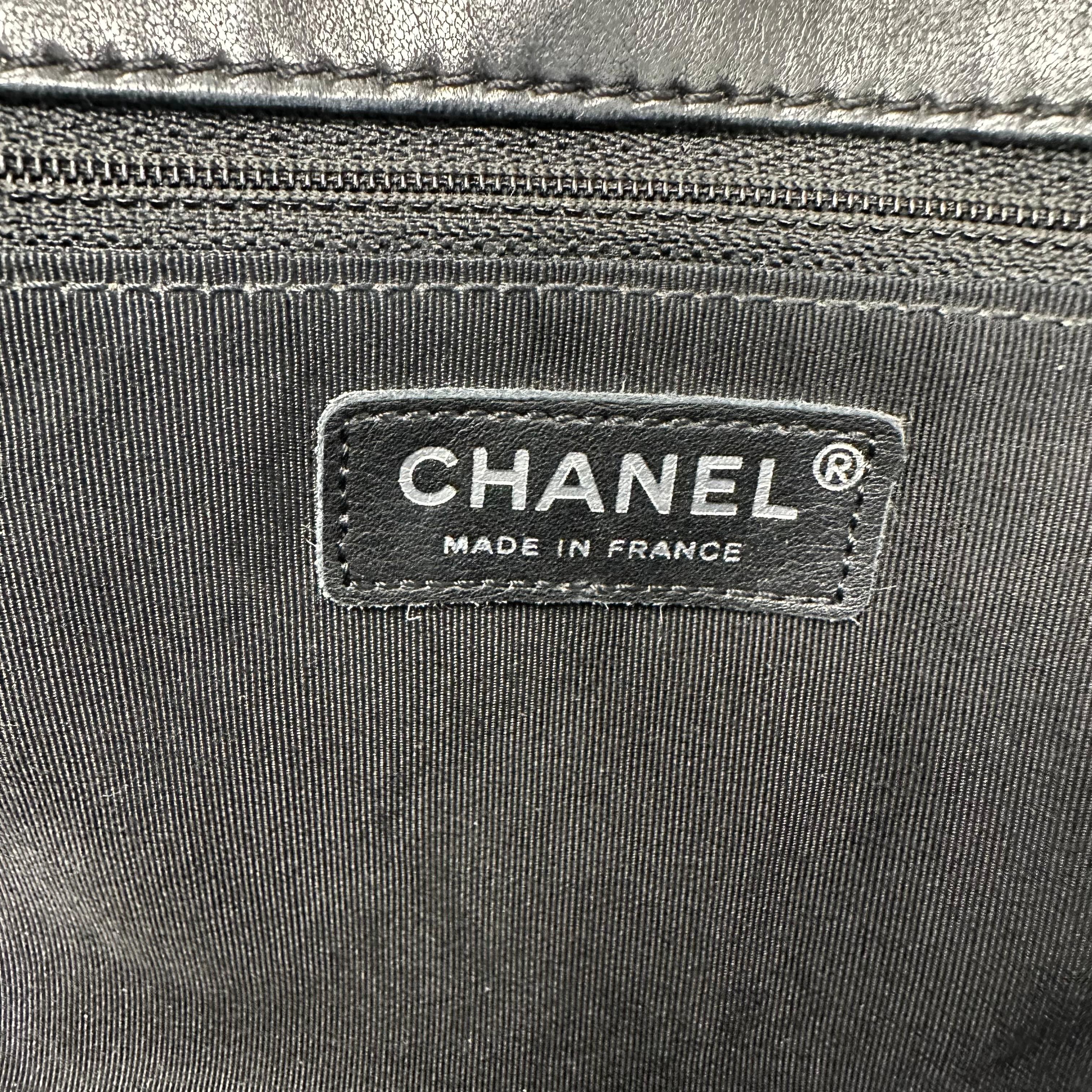 CHANEL Black Medium 2.55 Reissue Lambskin Leather Roll Clutch 2011 Runway For Sale 8