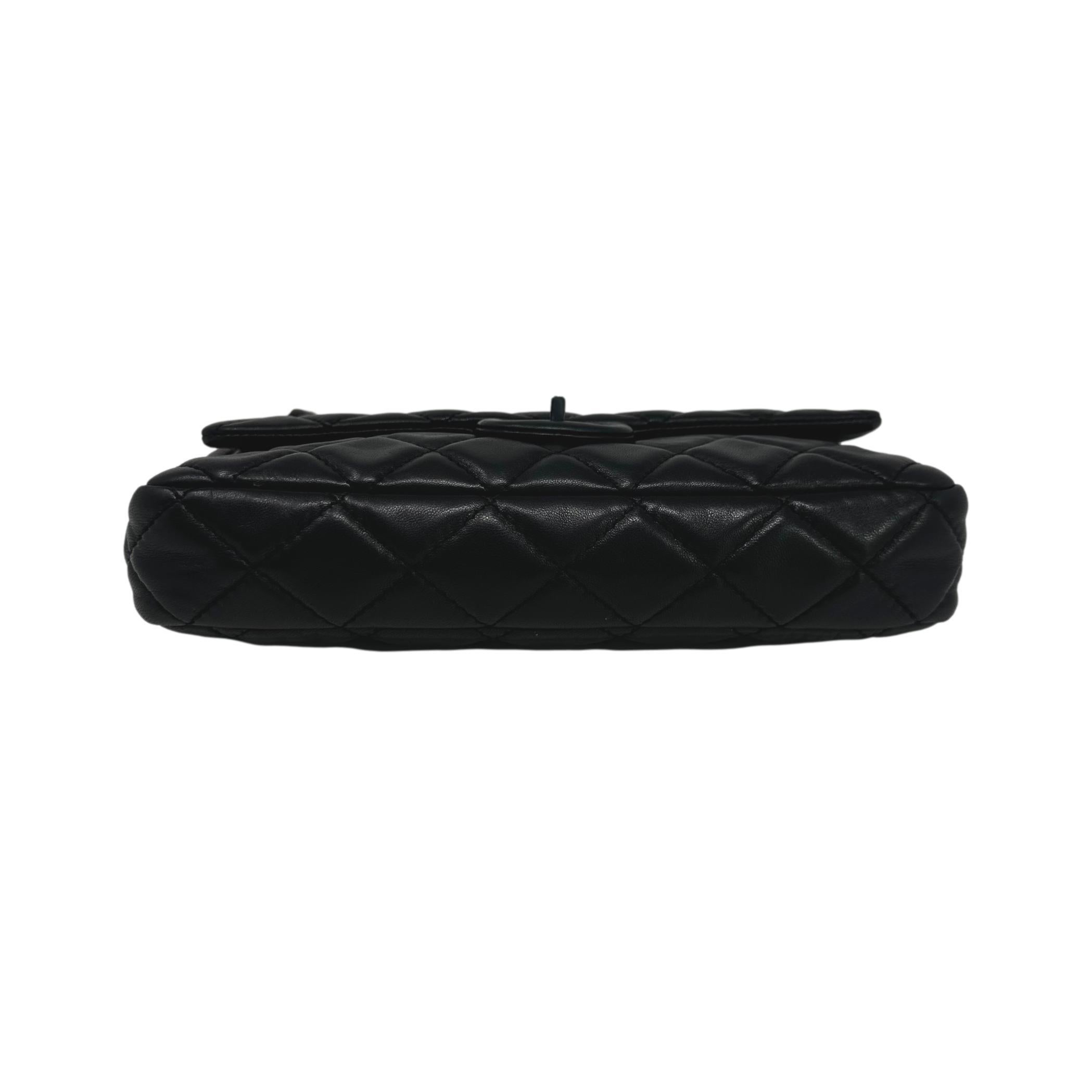 Women's or Men's CHANEL Black Medium 2.55 Reissue Lambskin Leather Roll Clutch 2011 Runway For Sale