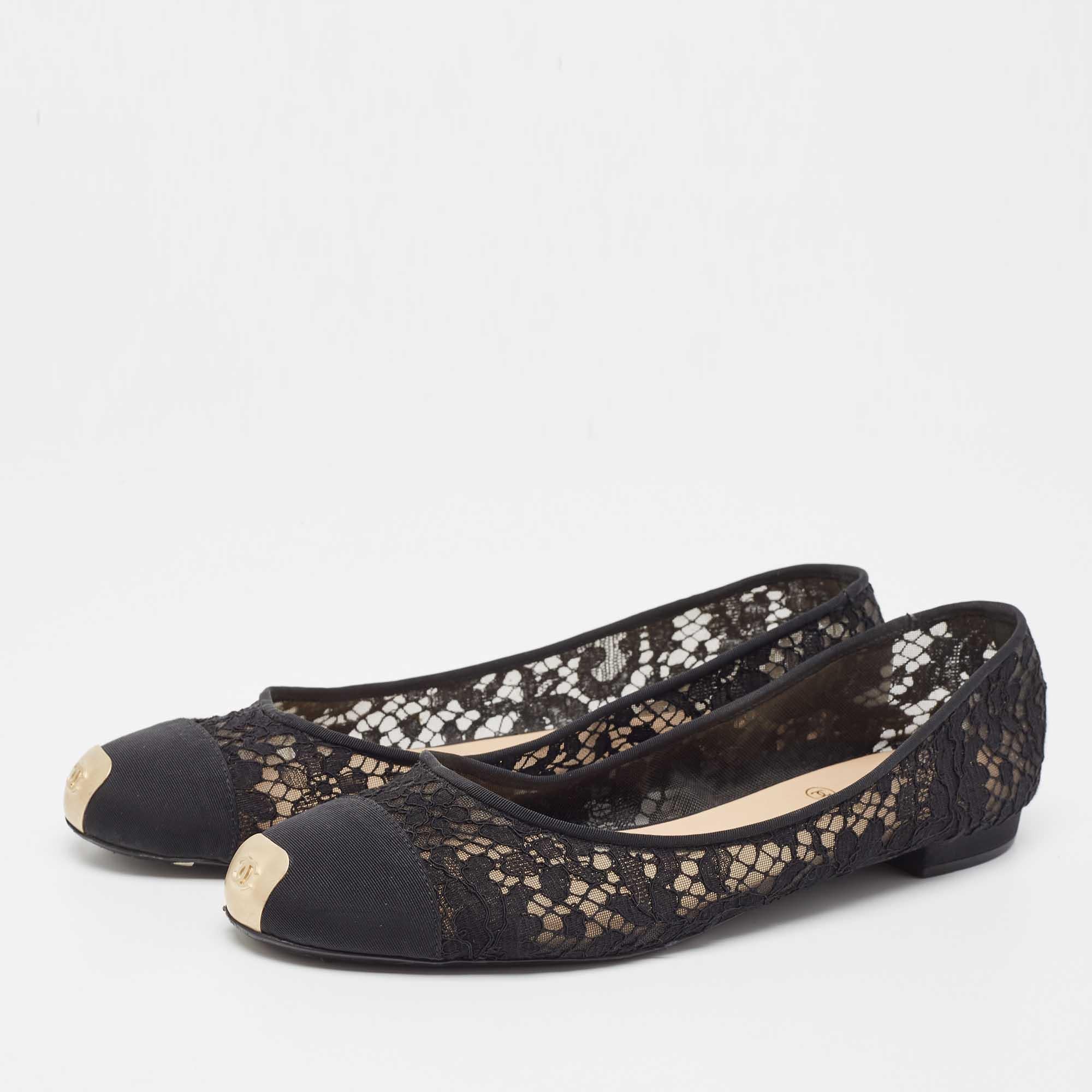 Complete your look by adding these Chanel black ballet flats to your lovely wardrobe. They are crafted skilfully to grant the perfect fit and style.

