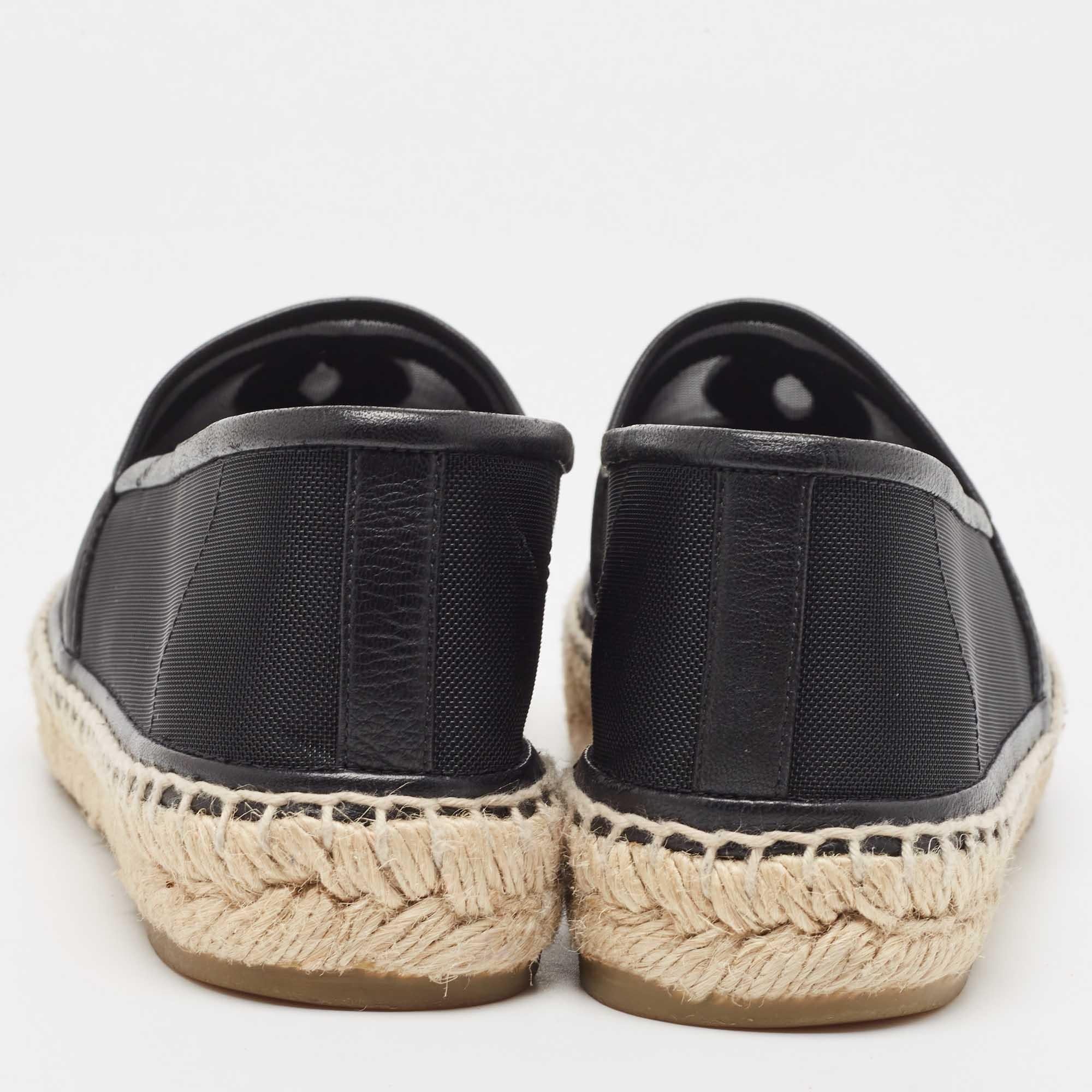 Chanel Black Mesh and Leather CC Cap Toe Espadrille Flats Size 38 In Good Condition In Dubai, Al Qouz 2