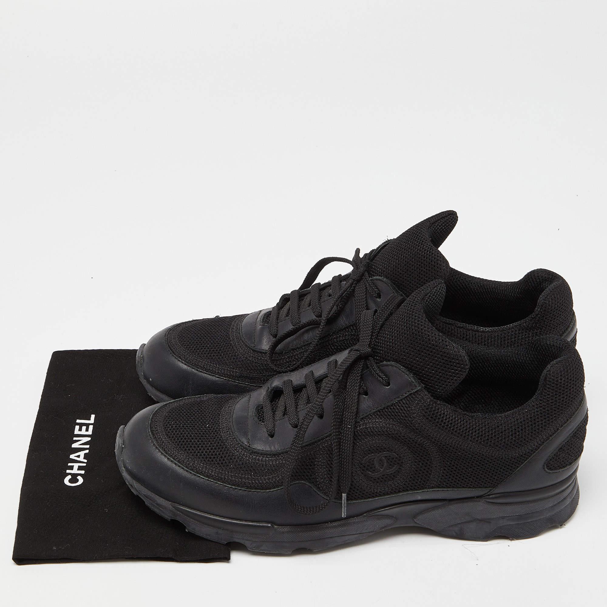 Chanel Black Mesh and Leather Low Top Sneakers Size 40.5 In Good Condition For Sale In Dubai, Al Qouz 2