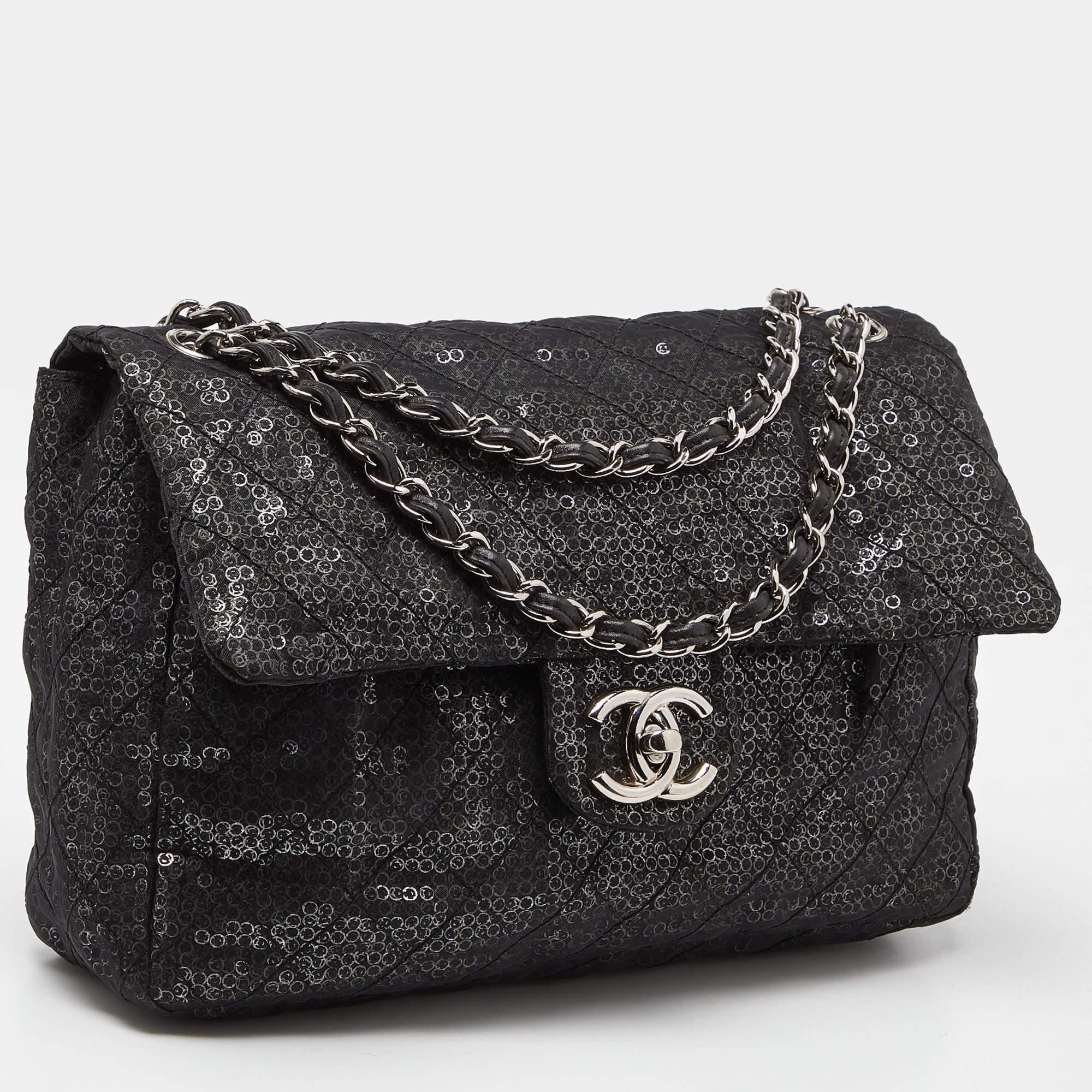 Chanel Black Mesh and Sequins Jumbo Classic Flap Bag In Good Condition For Sale In Dubai, Al Qouz 2