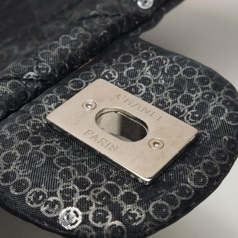 Chanel Black Mesh and Sequins Jumbo Maxi Classic Flap Silver Hardware 2008 en vente 6