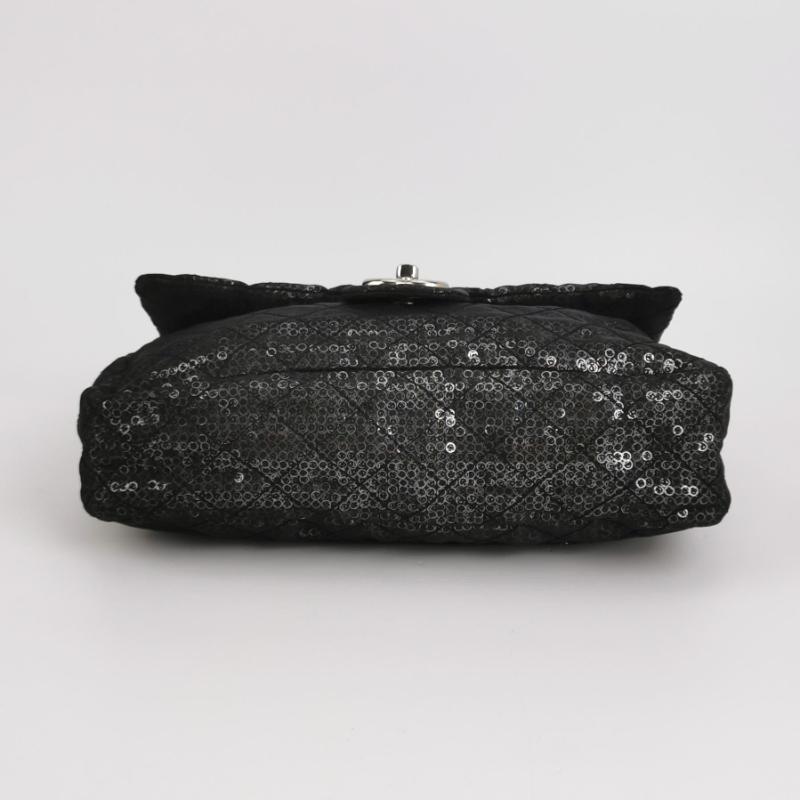 Chanel Black Mesh and Sequins Jumbo Maxi Classic Flap Silver Hardware 2008 Excellent état - En vente à AUBERVILLIERS, FR