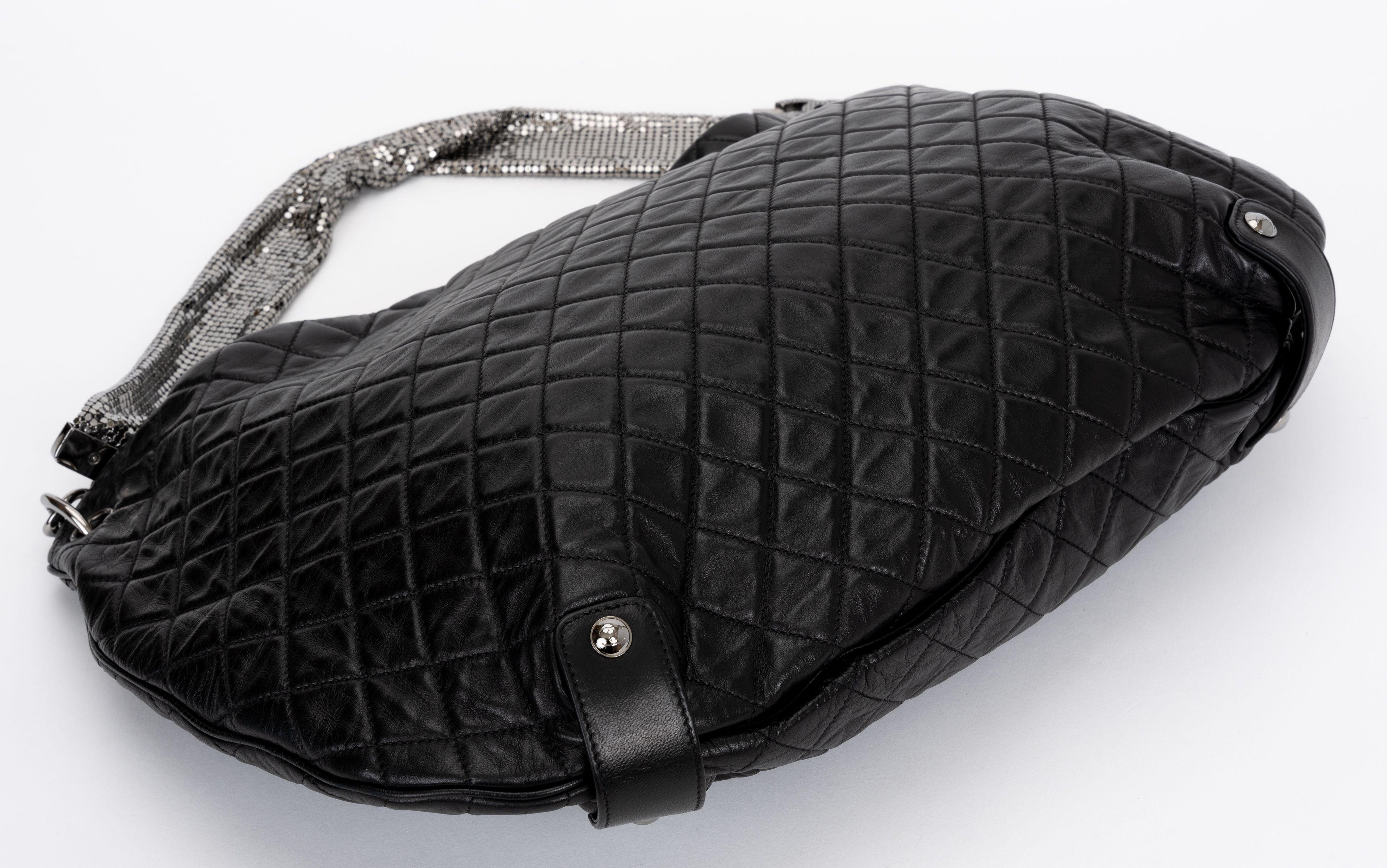 Le sac hobo moyen en cuir d'agneau matelassé noir de Chanel présente un design souple pour le jour et la nuit avec une sangle en maille argentée.
Epaule de 9