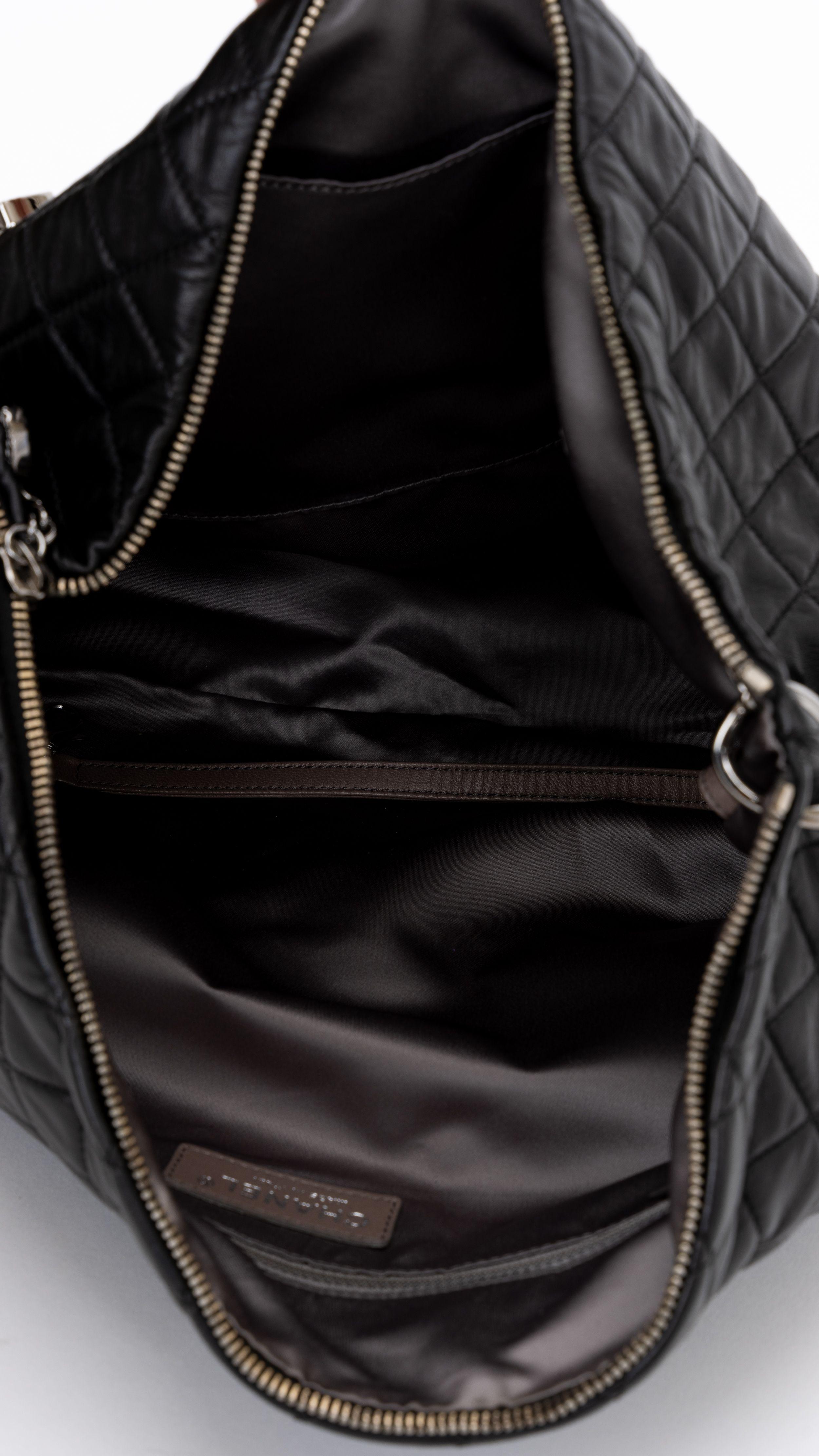 Chanel Schwarze E-Mailtasche aus Mesh mit Kette im Zustand „Hervorragend“ im Angebot in West Hollywood, CA