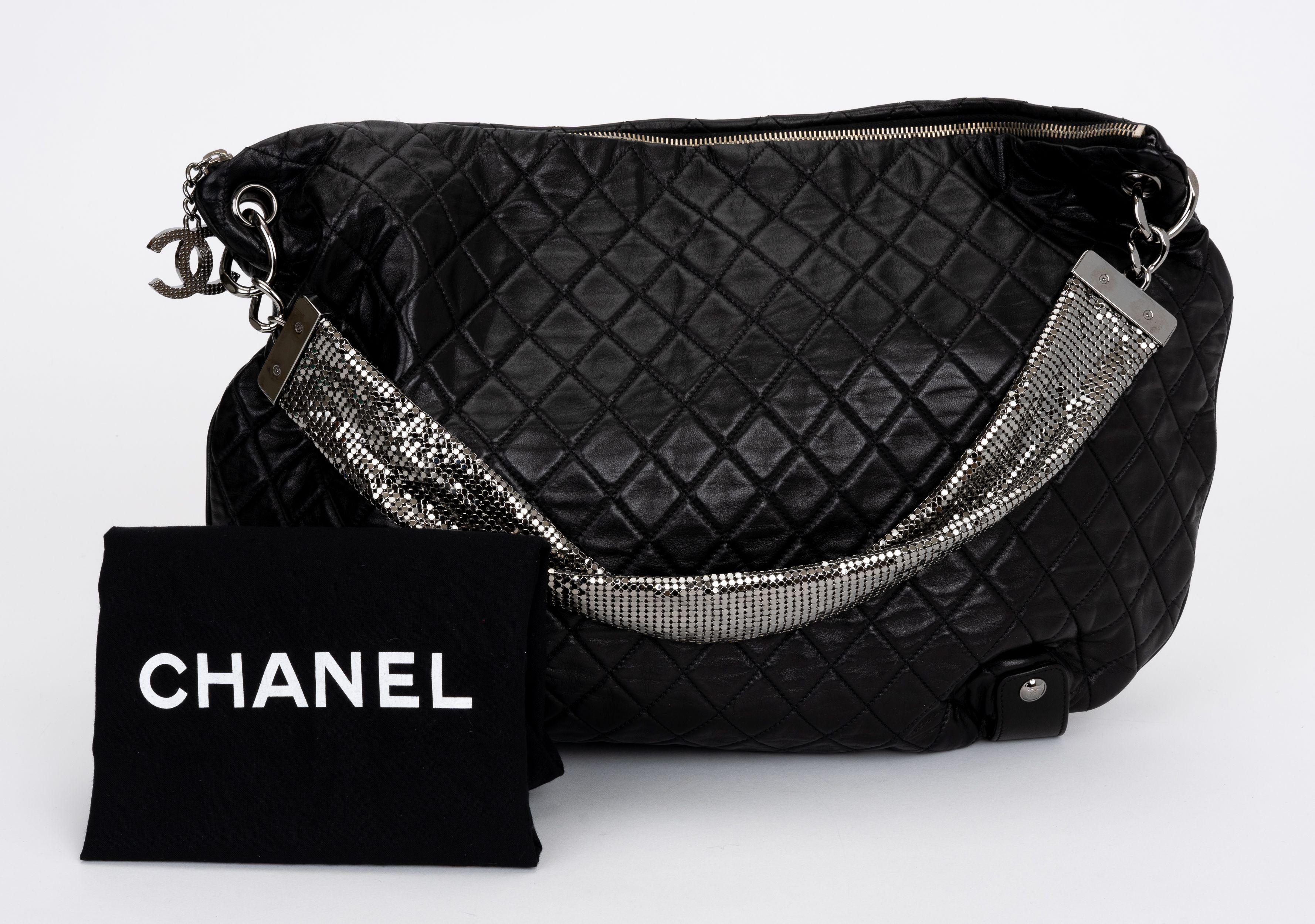 Chanel Schwarze E-Mailtasche aus Mesh mit Kette im Angebot 3