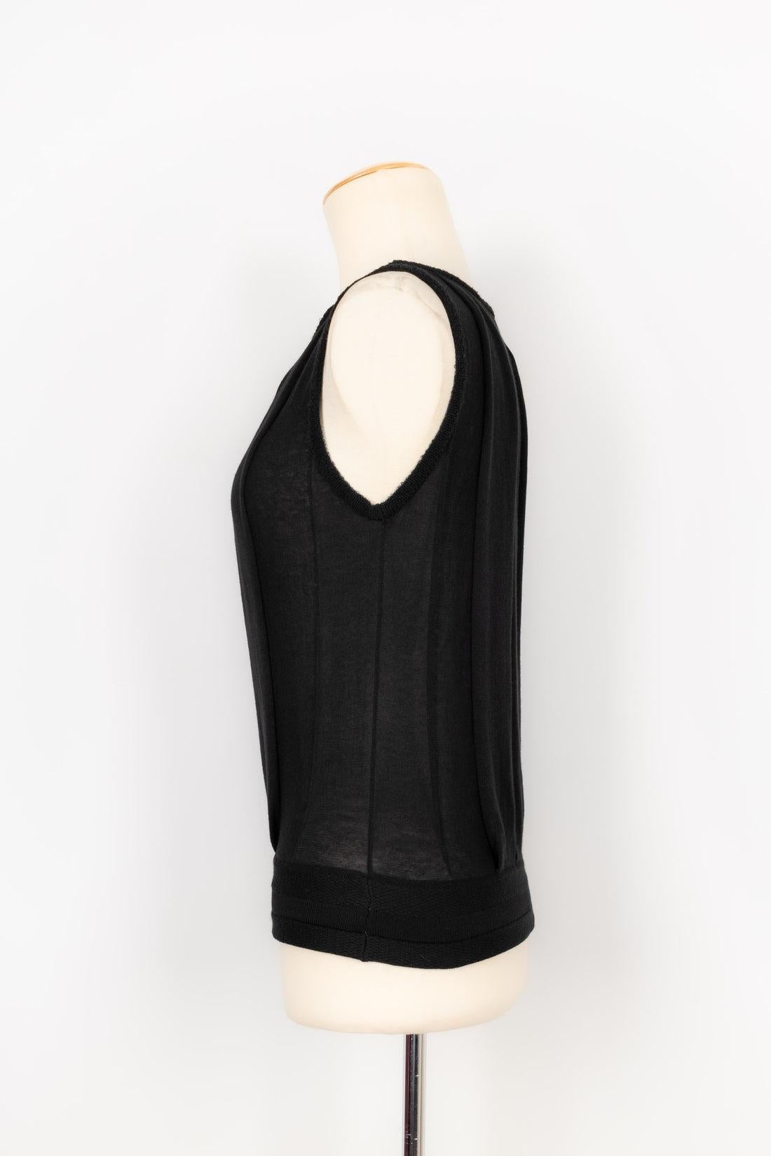 Chanel - Black mesh sleeveless top. No size nor composition label, it fits a 36FR.

Additional information:
Condition: Very good condition
Dimensions: Chest: 42 cm - Length: 54 cm

Seller Reference: FH4