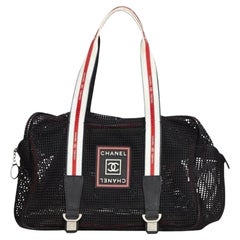 Borsa sportiva Chanel in rete nera con dettaglio a scatto espandibile