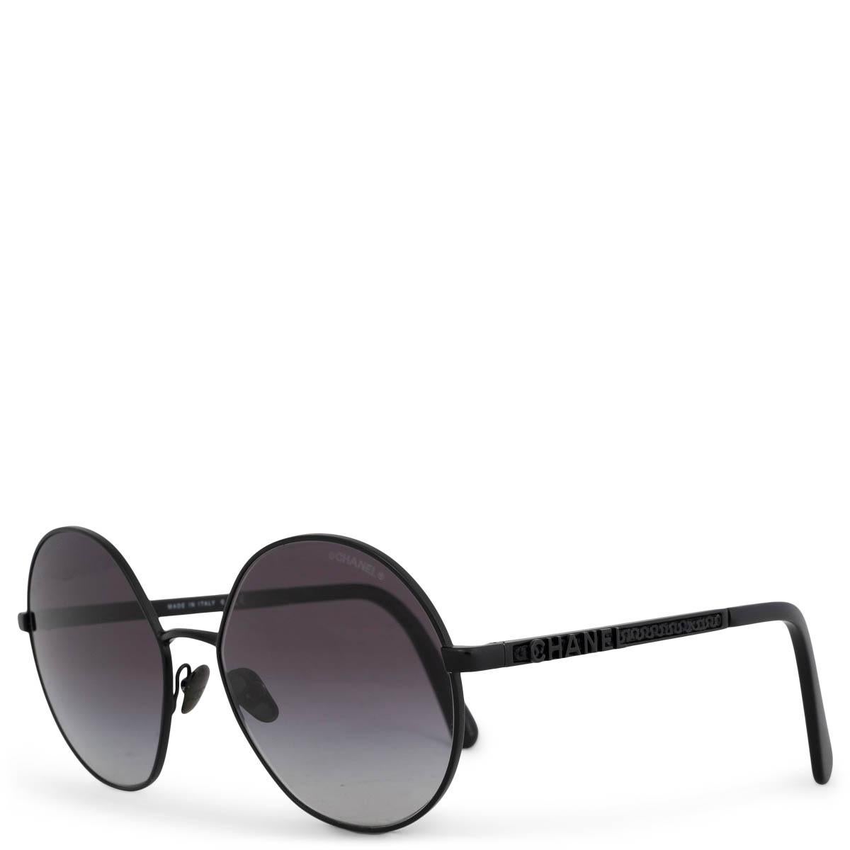 100% echte Chanel 4269 C.101/S6 ovale Sonnenbrille aus schwarzem Metall und Acetat mit grauen Verlaufsgläsern. Sie wurden getragen und sind in ausgezeichnetem Zustand. Kommt mit Etui. 

Messungen
Modell	Chanel 4269 C.101/S6
Breite	13cm