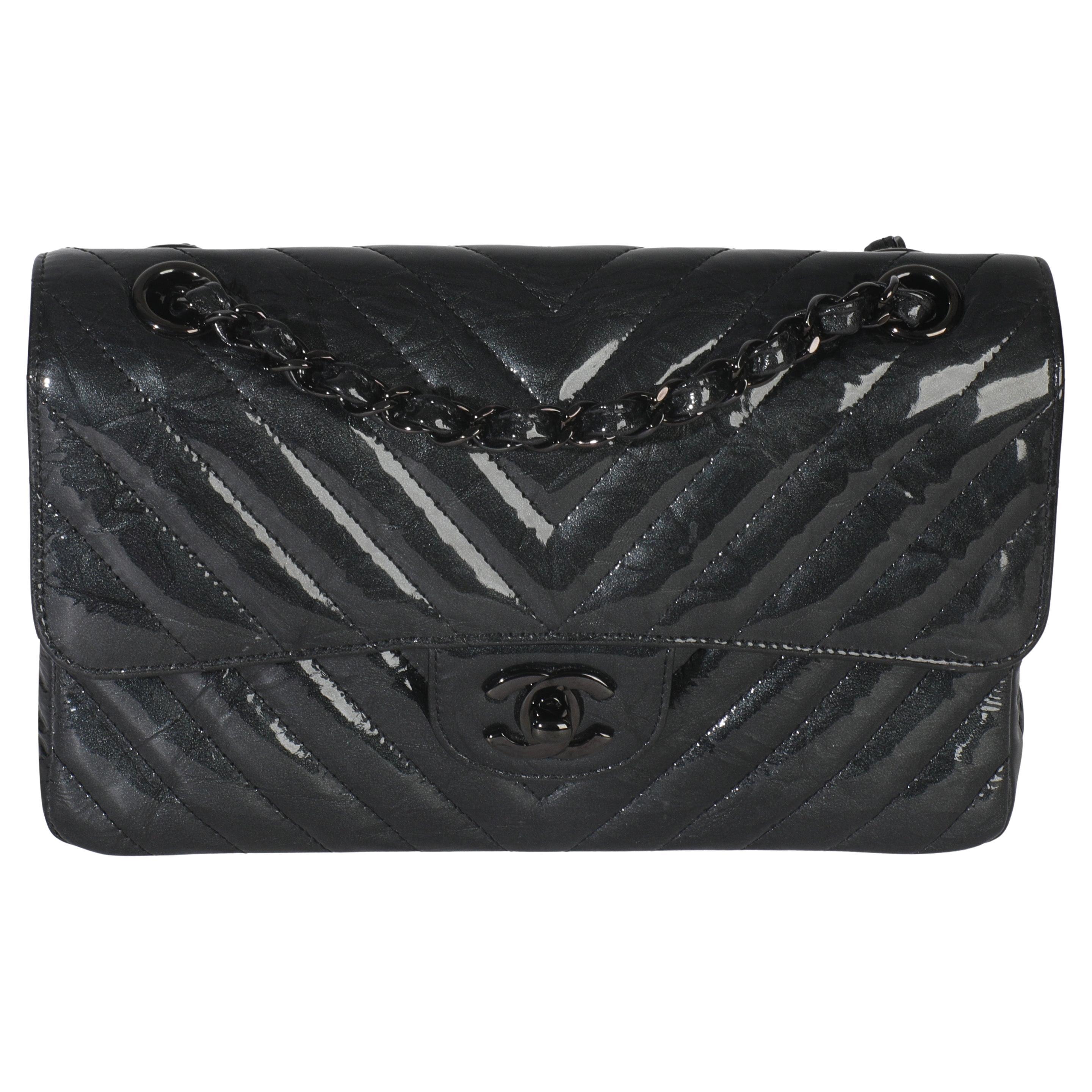 Chanel Borsa doppia patta nera metallizzata con brevetto stropicciato Small Classic in vendita