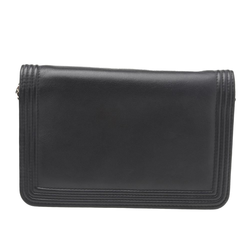 Your essentials can be carried with elegance in this leather wallet. Suave and beautiful, this wallet from Chanel effortlessly uplifts any ensemble. Featuring black & metallic gold shades, this superb wallet is the perfect accessory to remain subtle