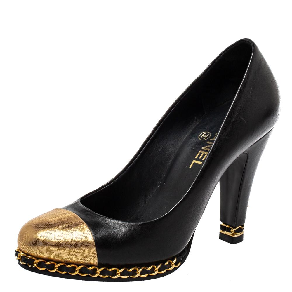 Upgrade your looks by adding these Chanel pumps to your wardrobe. They are crafted from leather and designed with round cap toes. They flaunt chain-link details on the thin platforms and the 10.5 cm heels. Finesse and poise will all come naturally