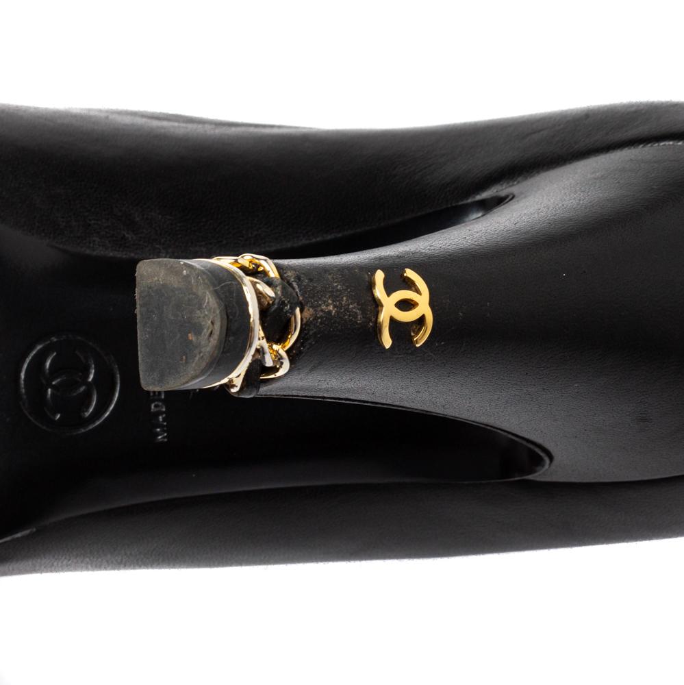 Chanel Black/Metallic Gold Leather Cap Toe Chain Link Pumps Size 38 In Good Condition In Dubai, Al Qouz 2