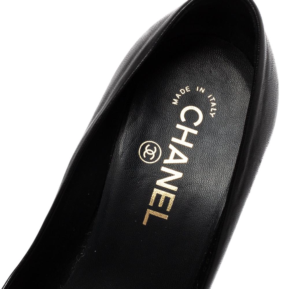 Women's Chanel Black/Metallic Gold Leather Cap Toe Chain Link Pumps Size 38