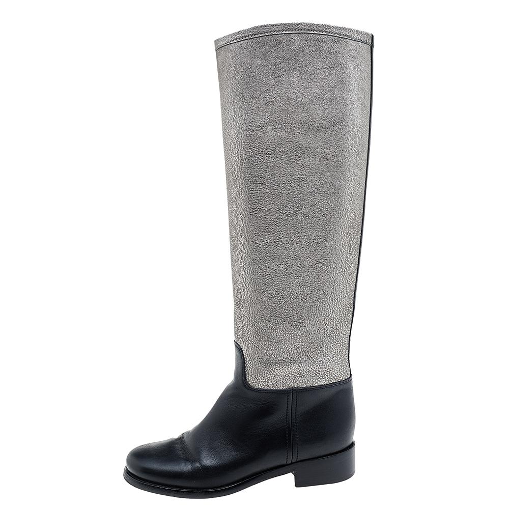 An exceptional flair and a chic appeal characterize these stunning boots from the House of Chanel. They are designed meticulously using black-metallic leather into a knee-length silhouette. They showcase a slip-on feature and covered toes. Elevate