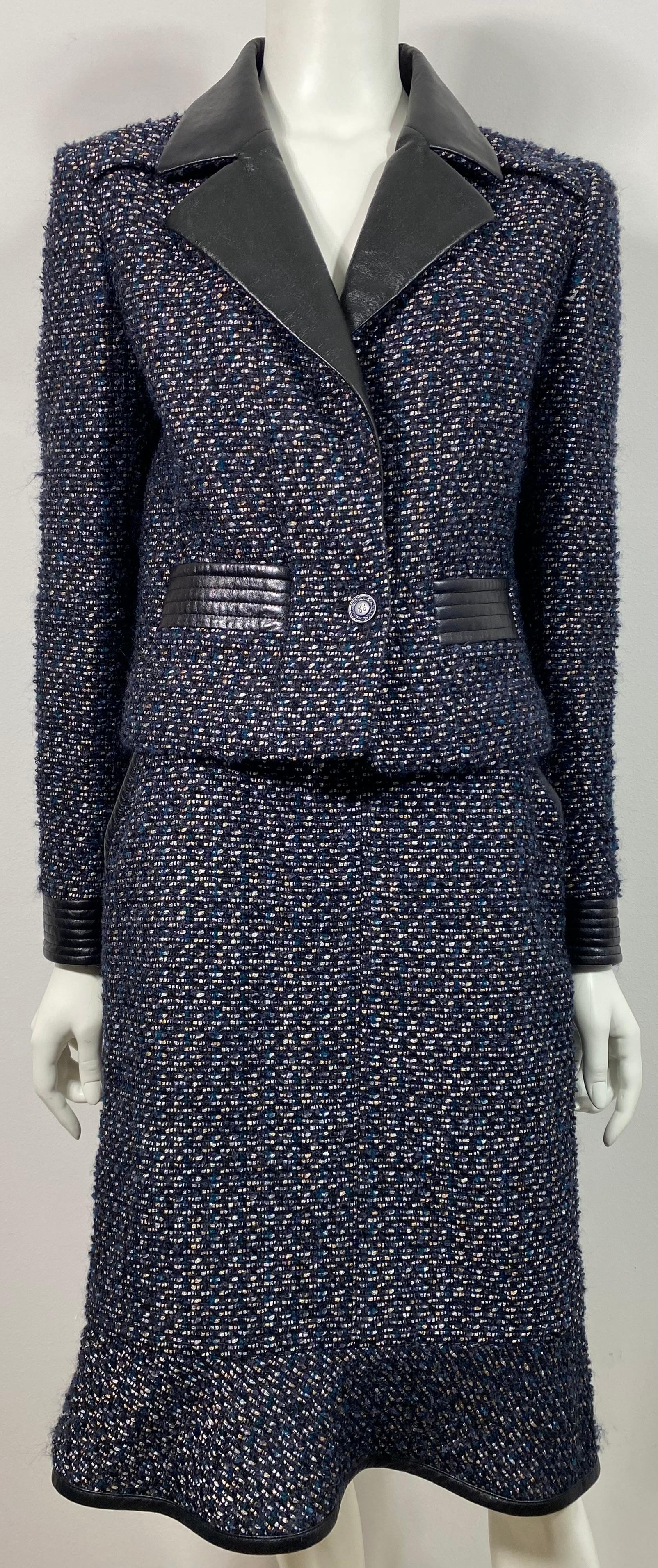 Chanel défilé automne 2002 Marine et  Tailleur jupe en tweed noir avec fils métalliques et détails en cuir - taille 40 Ce tailleur jupe en tweed de laine et de mohair, entièrement doublé, est orné de détails en cuir noir. La veste est à simple
