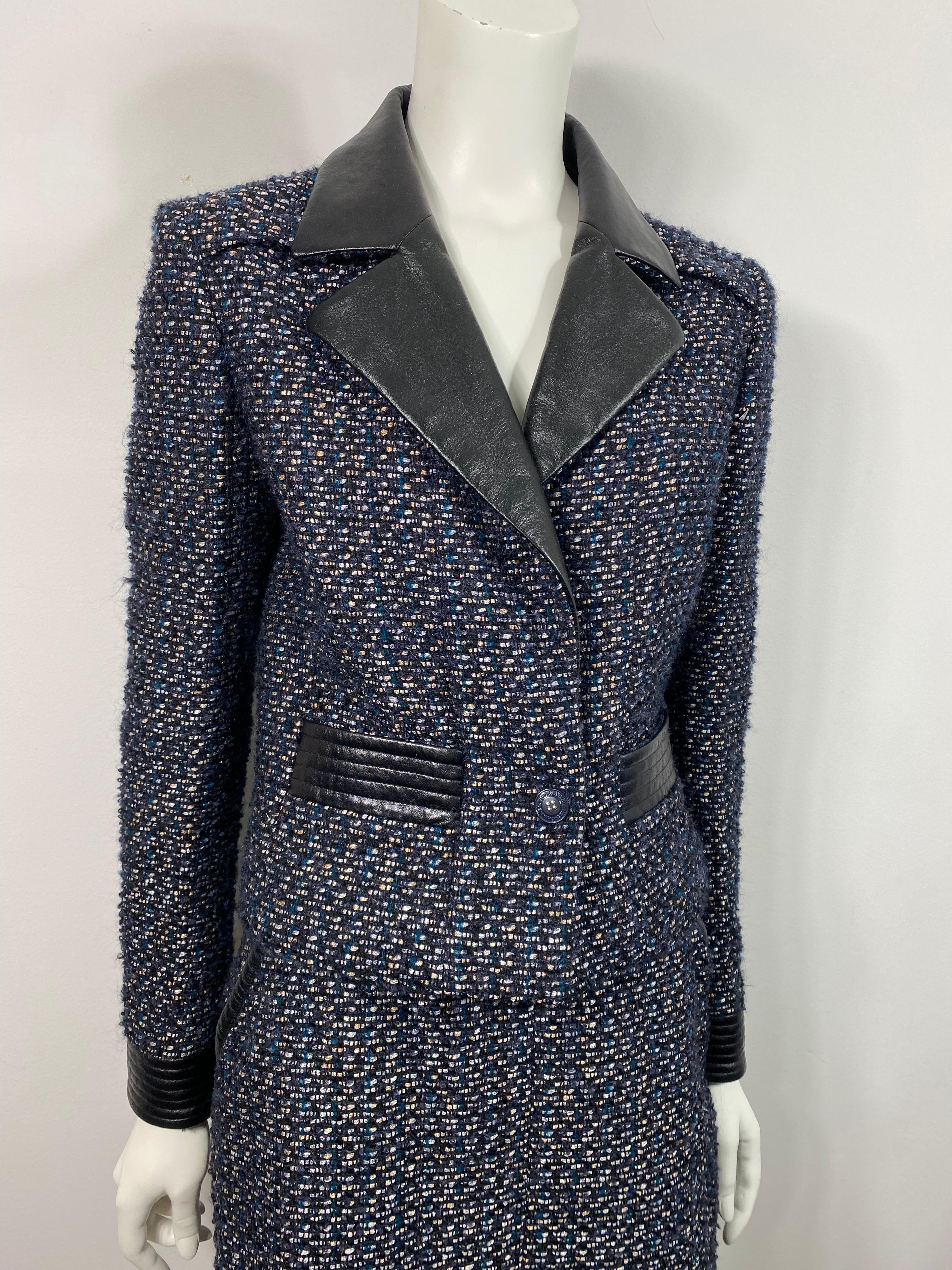 Noir Chanel Runway Automne 2002 Combinaison jupe en tweed marine et cuir noir - Taille 40  en vente