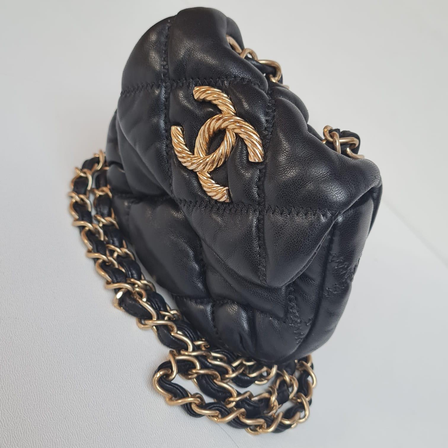 Chanel Schwarze Mini Bubble gesteppte Umhängetasche mit Klappe 5