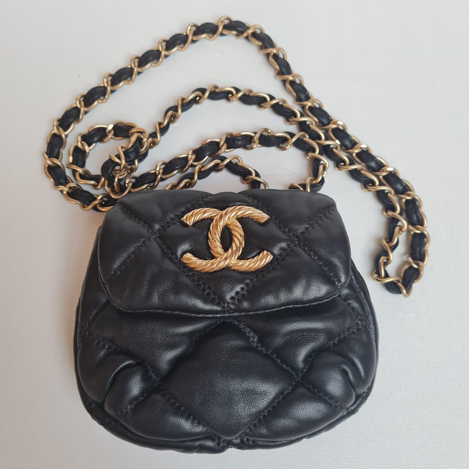 Chanel Schwarze Mini Bubble gesteppte Umhängetasche mit Klappe 7