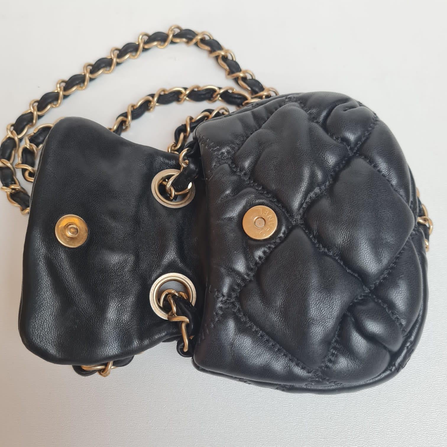 Chanel Schwarze Mini Bubble gesteppte Umhängetasche mit Klappe 9