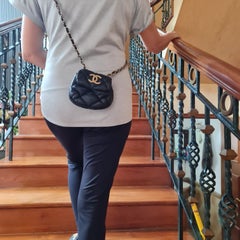 Chanel Schwarze Mini Bubble gesteppte Umhängetasche mit Klappe