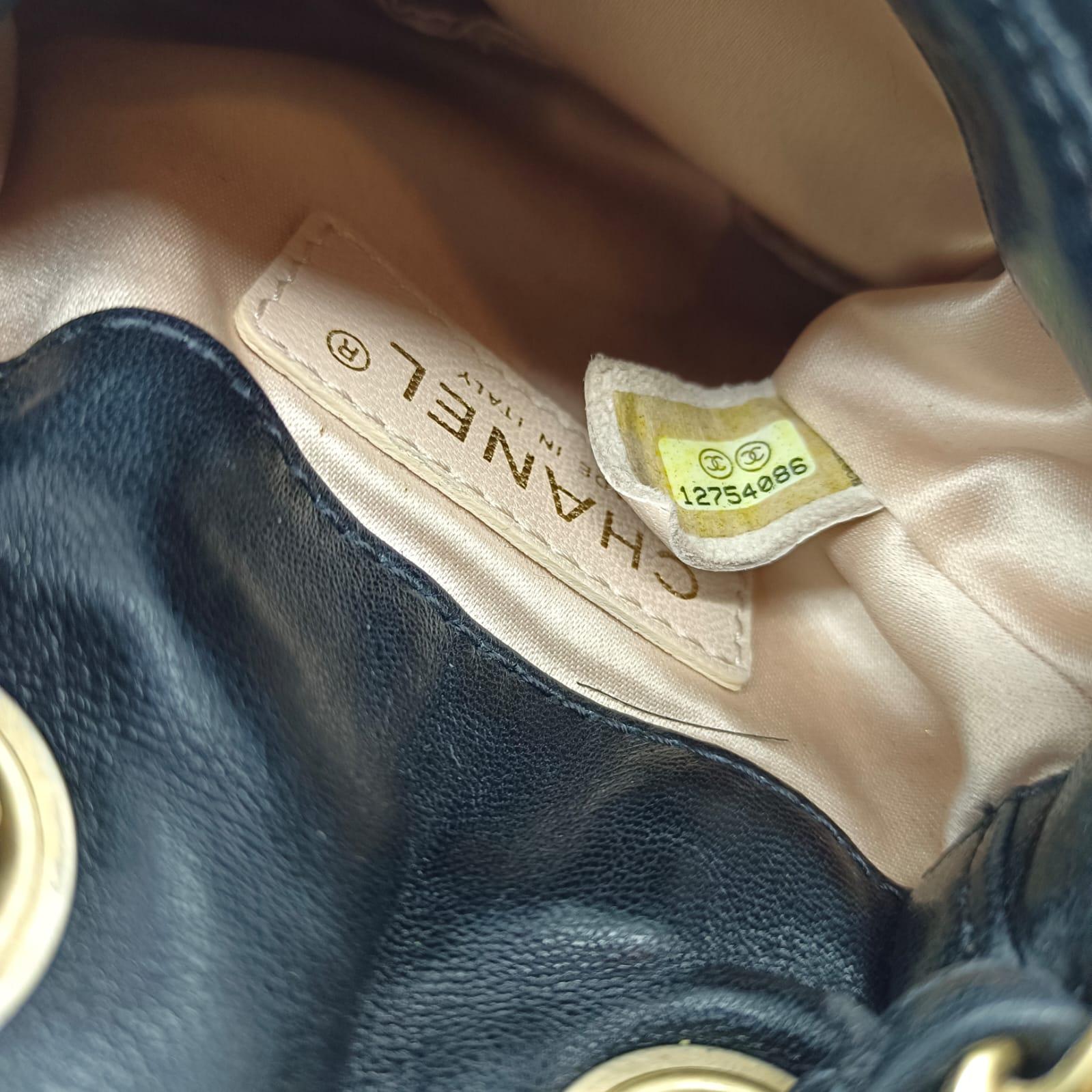 Chanel Black Mini Bubble Quilted Flap Crossbody Bag In Good Condition In Jakarta, Daerah Khusus Ibukota Jakarta