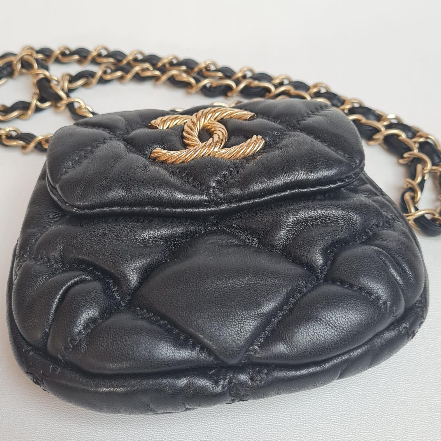 Chanel Schwarze Mini Bubble gesteppte Umhängetasche mit Klappe für Damen oder Herren