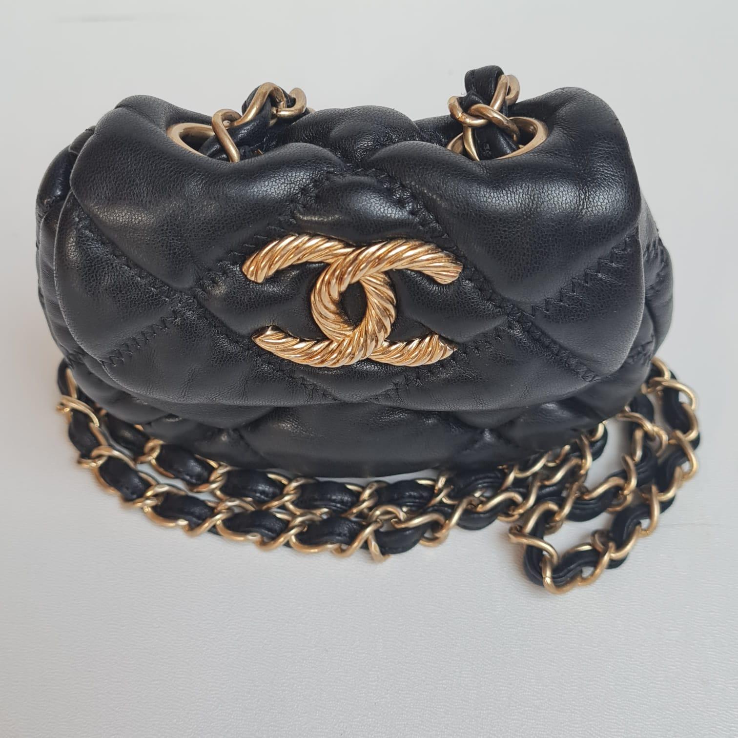 Chanel Schwarze Mini Bubble gesteppte Umhängetasche mit Klappe 1