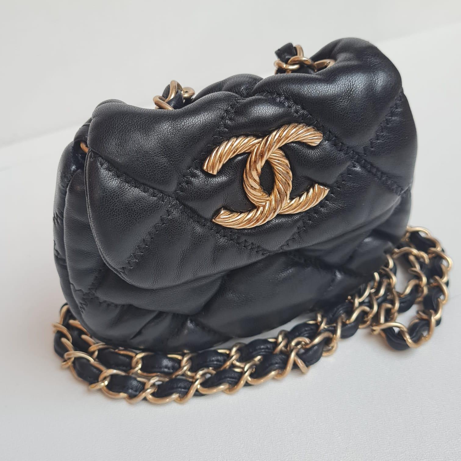 Chanel Schwarze Mini Bubble gesteppte Umhängetasche mit Klappe 3