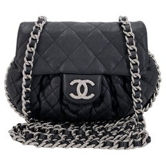 Chanel Schwarze Messenger Bag SHW 68051 mit Minikette und umlaufender Klappe und Umhängetasche