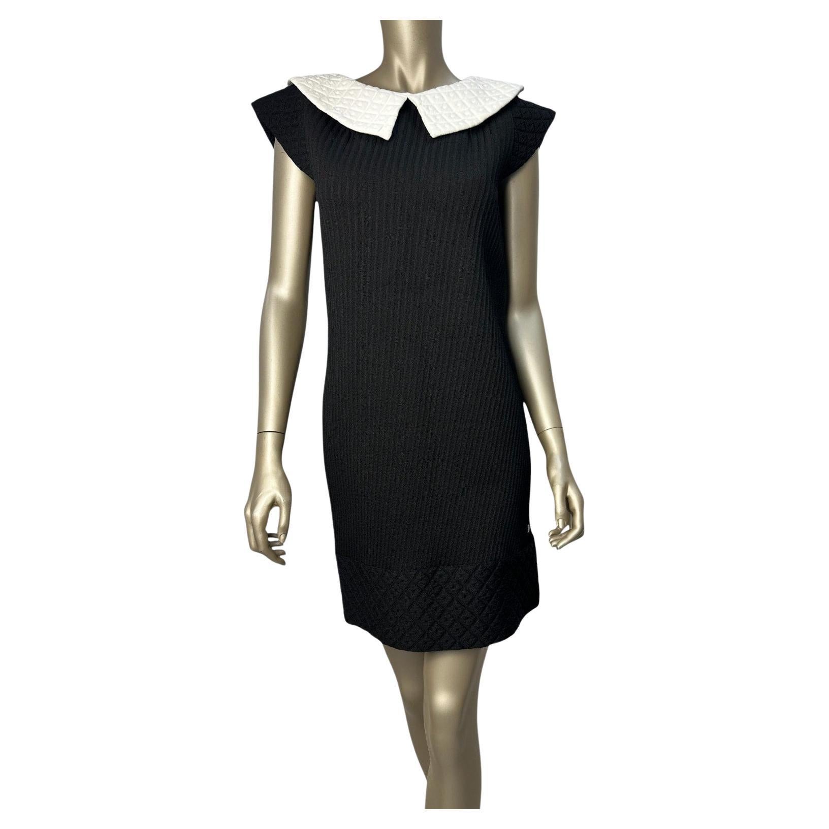 Mini abito nero di Chanel con colletto bianco - Taglia 38 in vendita