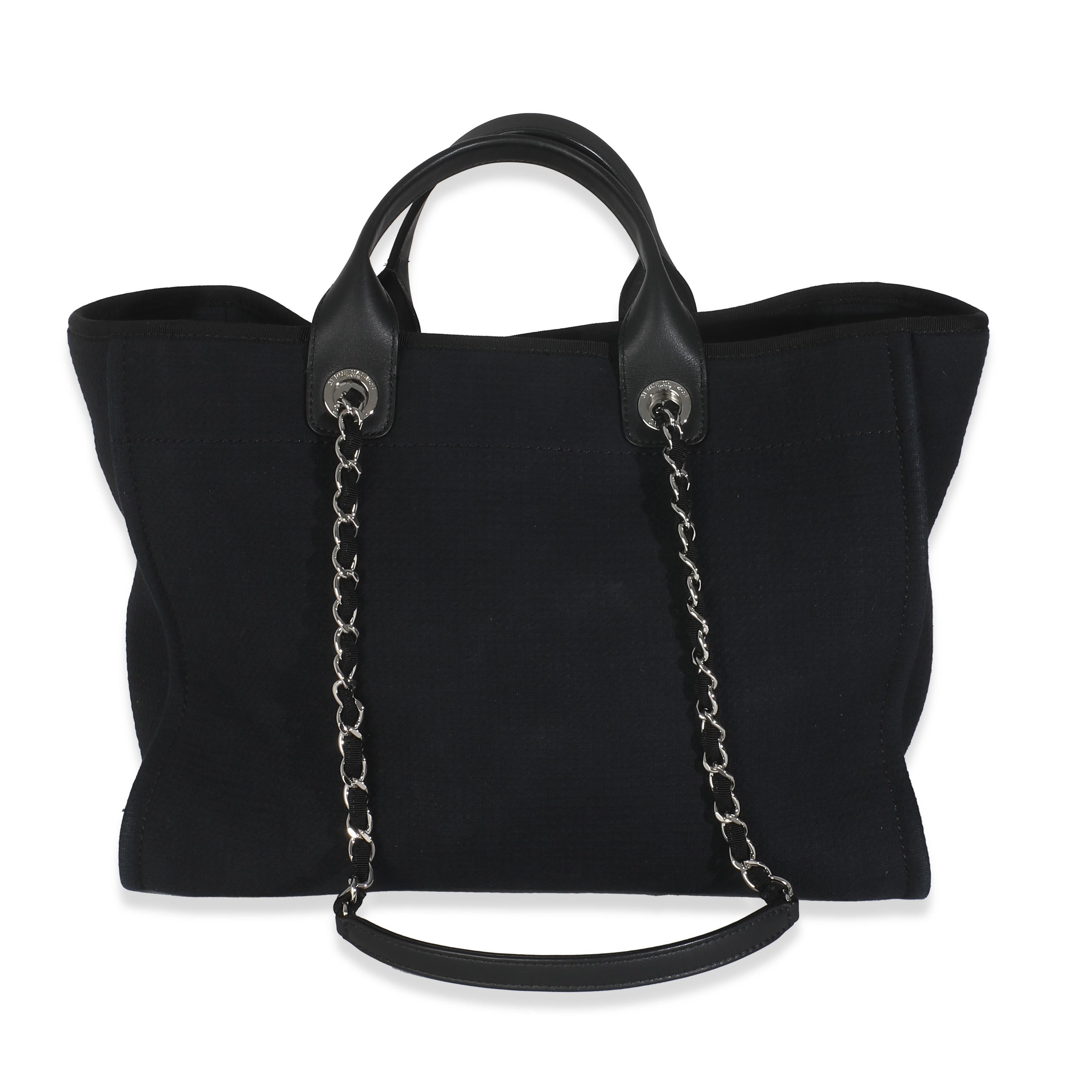 Auflistung Titel: Chanel Schwarz Gemischte Fasern Große Deauville-Tasche
SKU: O146161
Zustand: Gebraucht 
Handtasche Zustand: Sehr gut
Bemerkungen zum Zustand: Artikel ist in sehr gutem Zustand mit geringen Gebrauchsspuren.   Leichte Verblassung und