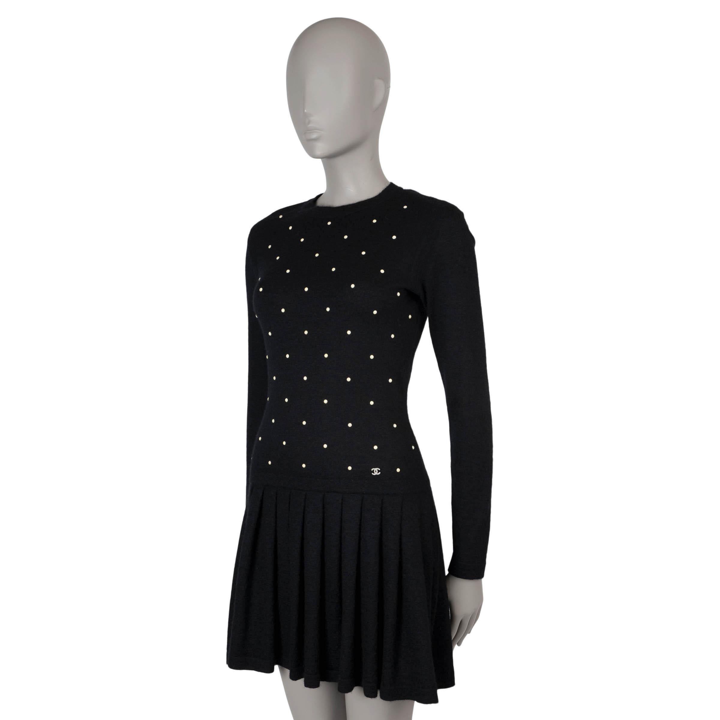 Este vestido de punto 100% auténtico de Chanel está confeccionado con una lujosa mezcla de mohair negro (70%) y cachemira (30%). Presenta elegantes perlas de imitación en toda la parte delantera, una silueta entallada con cintura caída y una falda