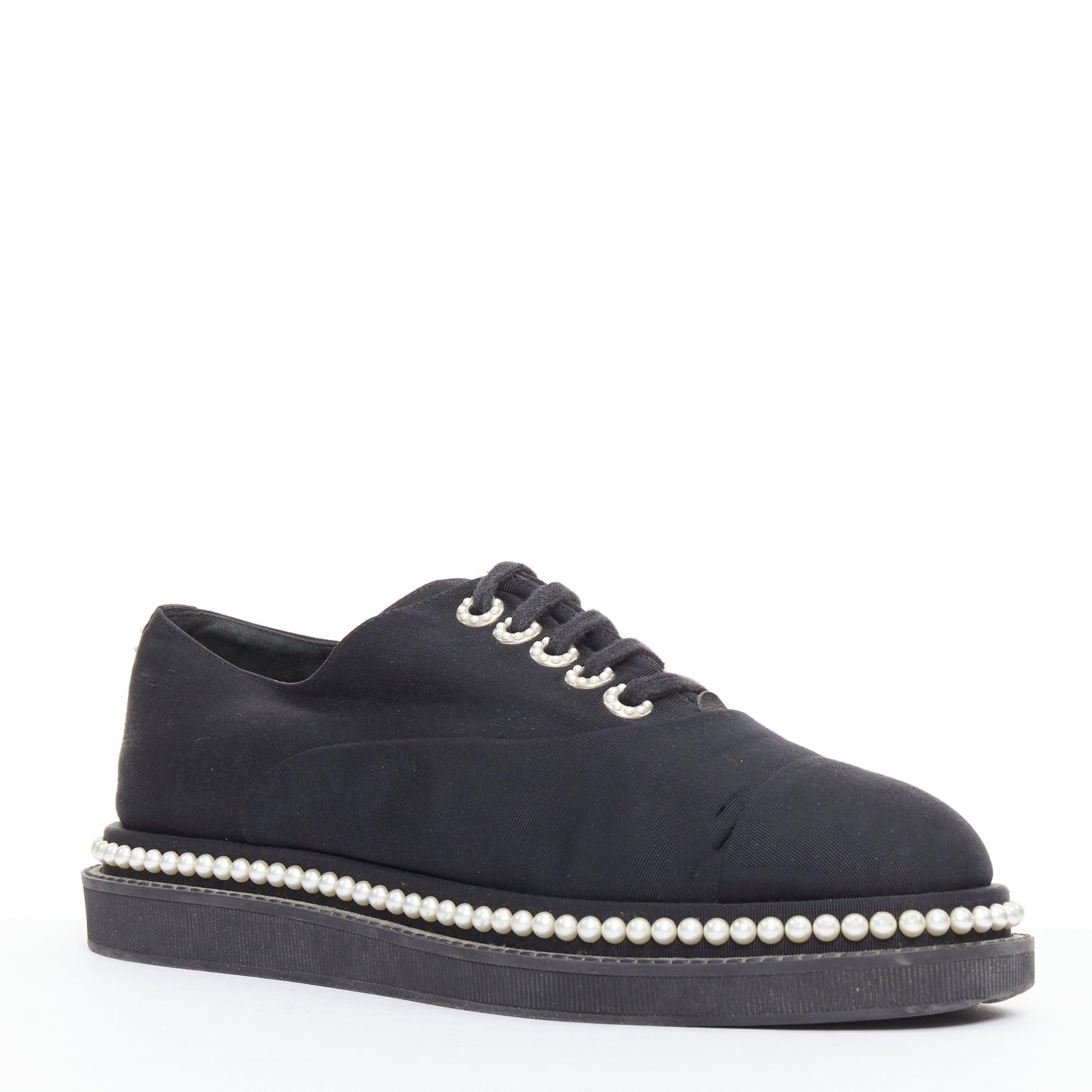 Derbies CHANEL en tissu monochrome noir à lacets et fausses perles EU37.5
Référence : GEGG/A00221
Marque : Chanel
Matériau : Tissu
Couleur : noir, perle
Motif : Solide
Fermeture : Up&Up
Doublure : Cuir noir
Détails supplémentaires : Logo au