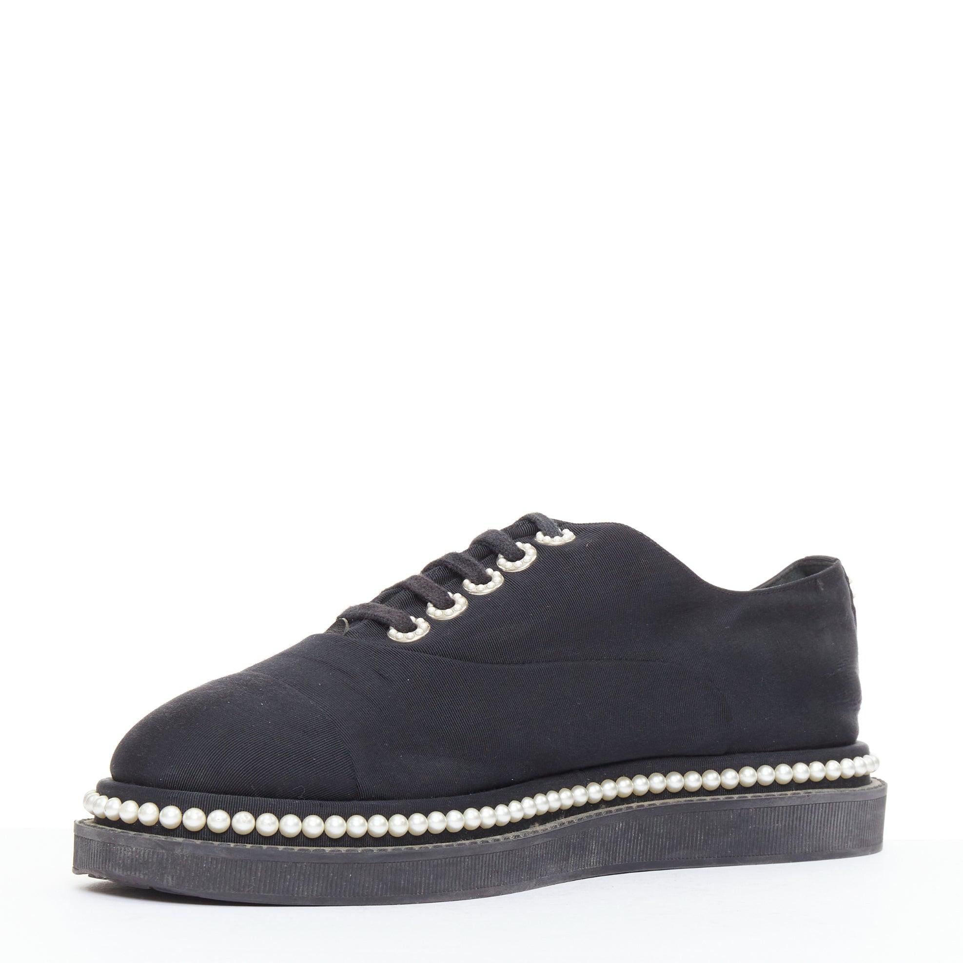 Noir Derbies CHANEL en tissu monochrome noir à lacets et fausses perles EU37.5 en vente