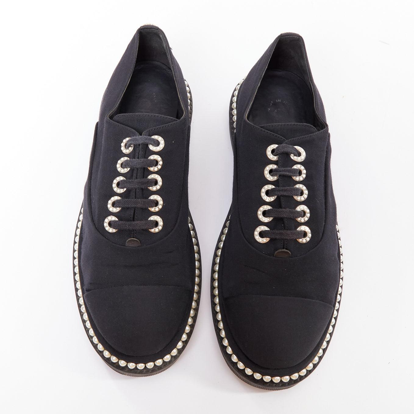 Derbies CHANEL en tissu monochrome noir à lacets et fausses perles EU37.5 Pour femmes en vente