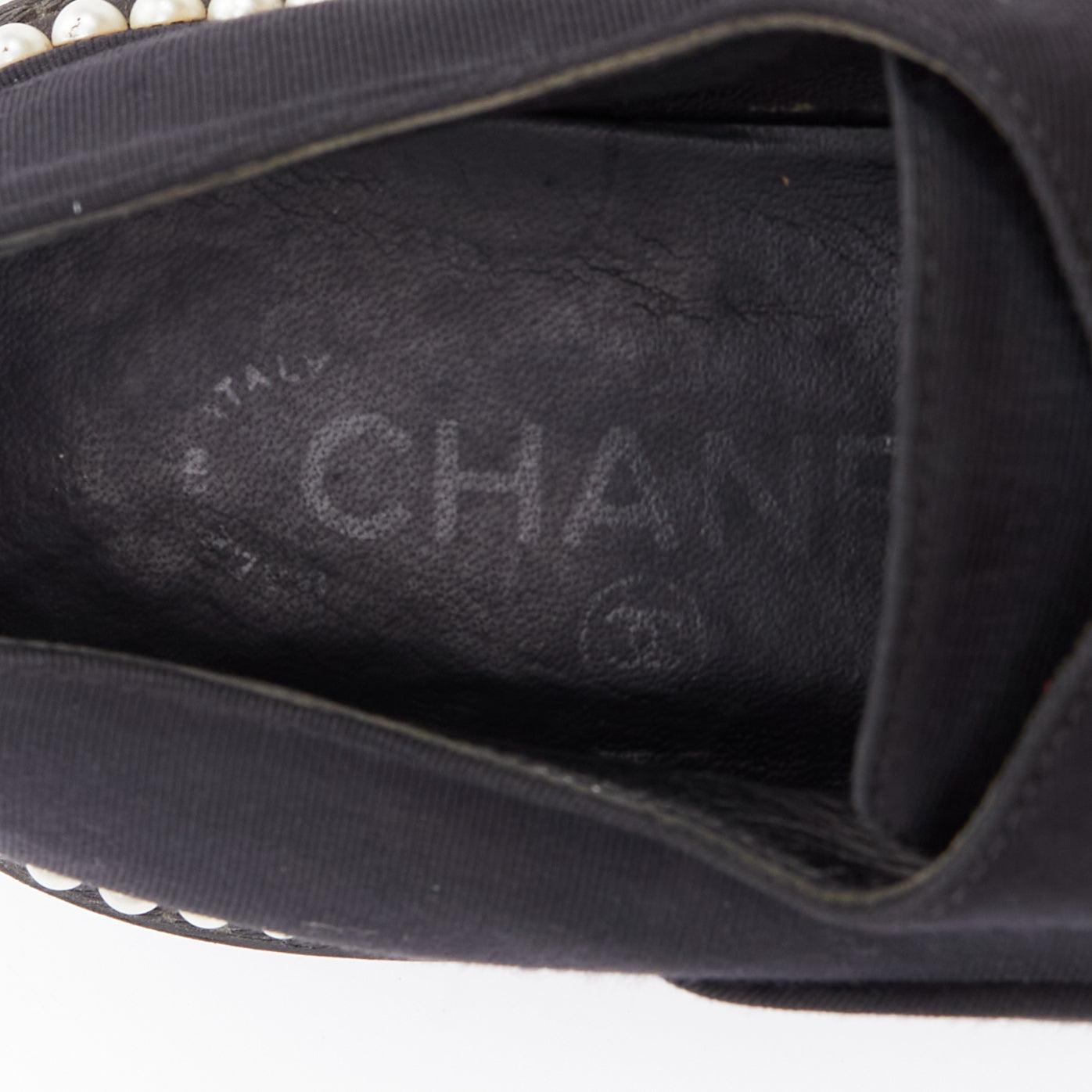 Derbies CHANEL en tissu monochrome noir à lacets et fausses perles EU37.5 en vente 2