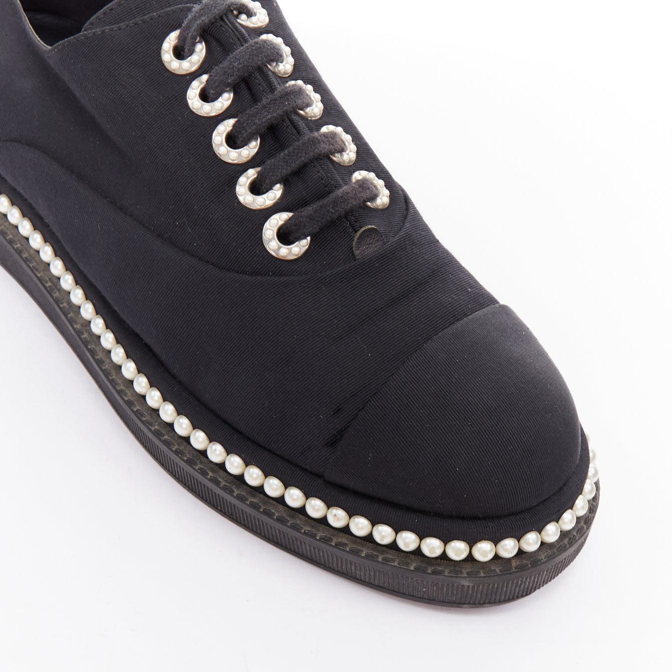 Derbies CHANEL en tissu monochrome noir à lacets et fausses perles EU37.5 en vente 3