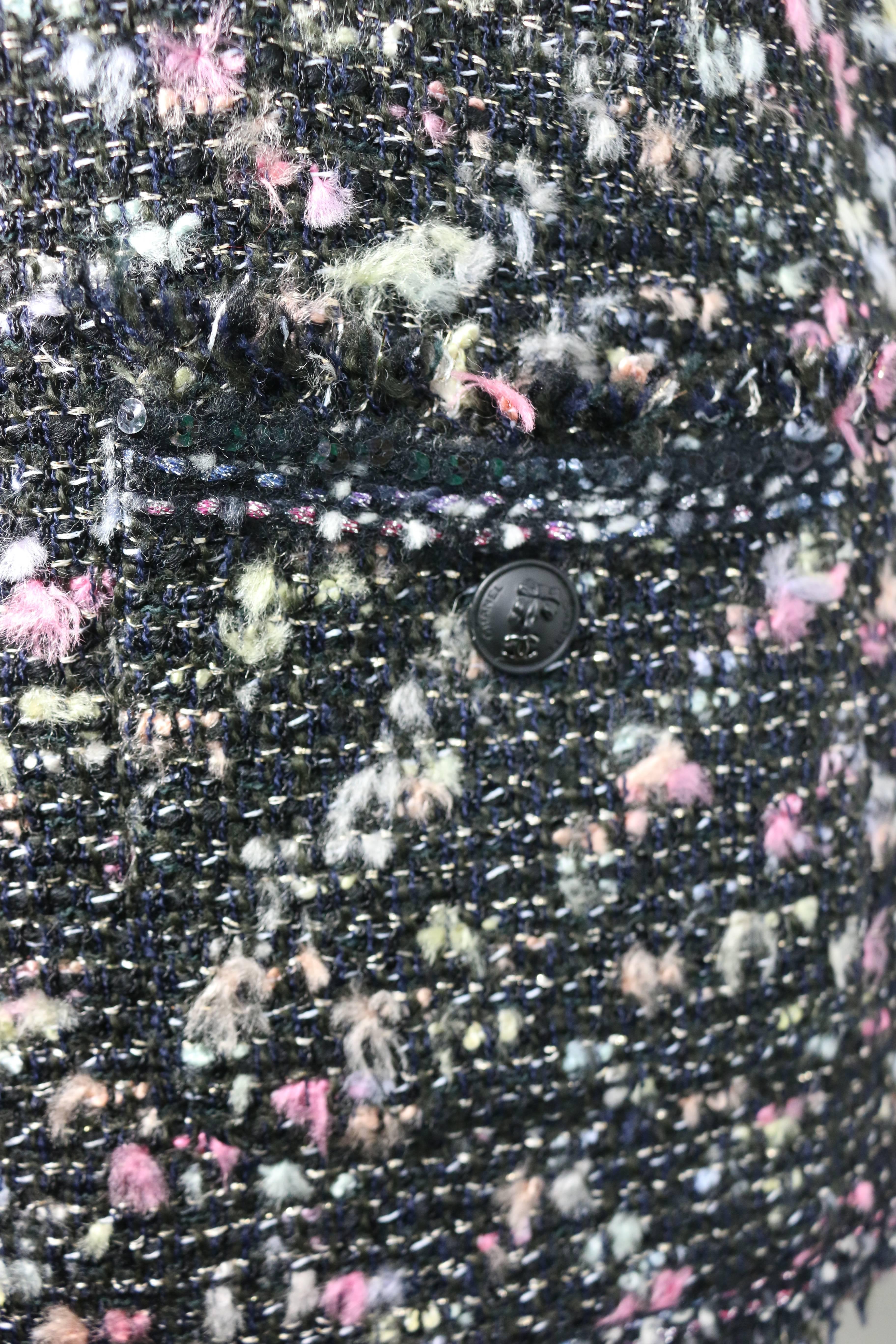 Chanel Schwarze mehrfarbige Tweed-Jacke und ärmellose Top-Ensembles aus Tweed im Angebot 7