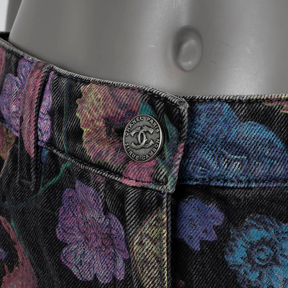 CHANEL Schwarze & mehrfarbige Baumwollhose 2021 21A CHATEAU DES DAMES FLORAL JEANS aus Baumwolle 38 S im Angebot 1