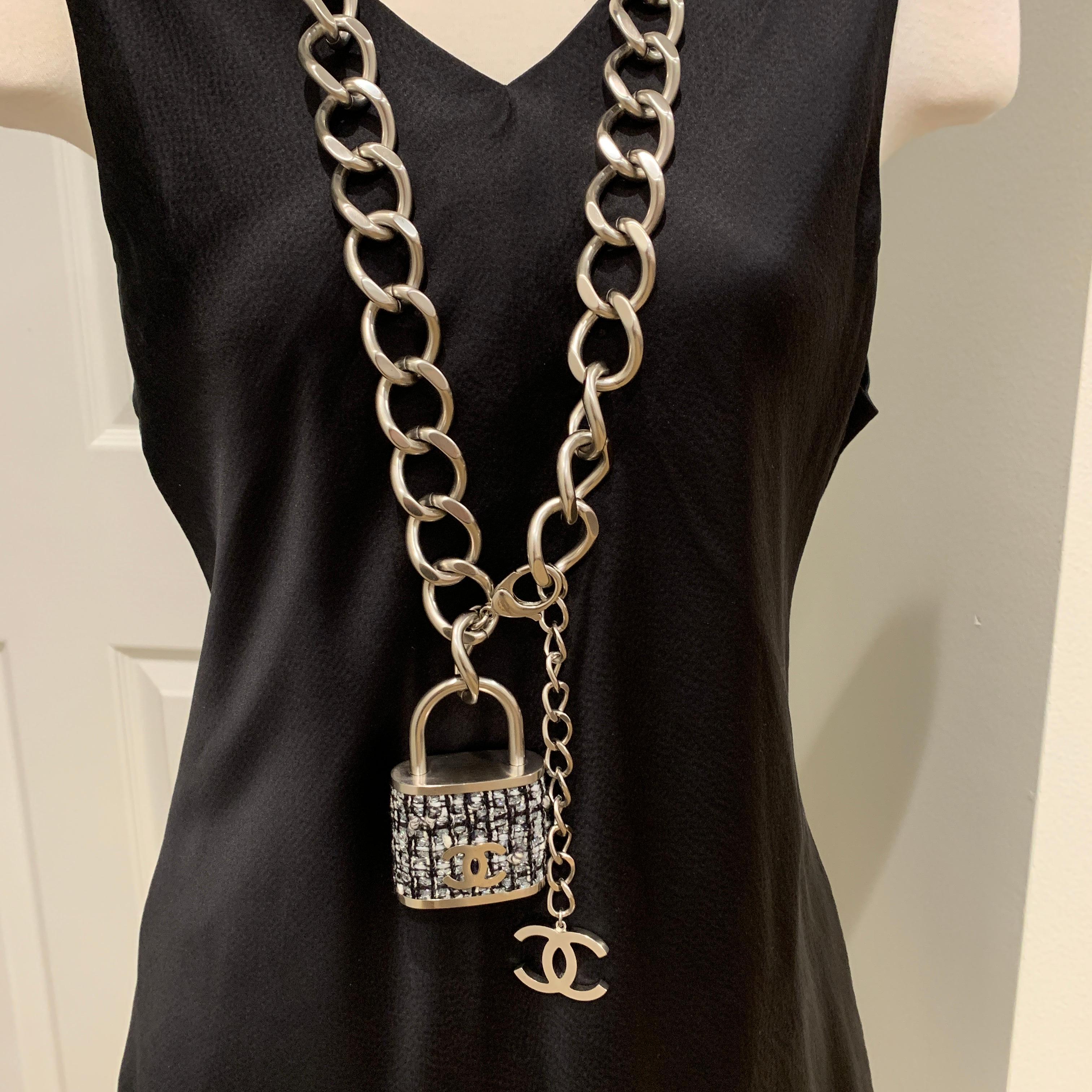 Chanel
Lock in Tweed Fancy Chain Belt
Silver Hardware
Black and white Tweed lock
Lock is oversized and measures approx 2 x 3
The chain is approx 32