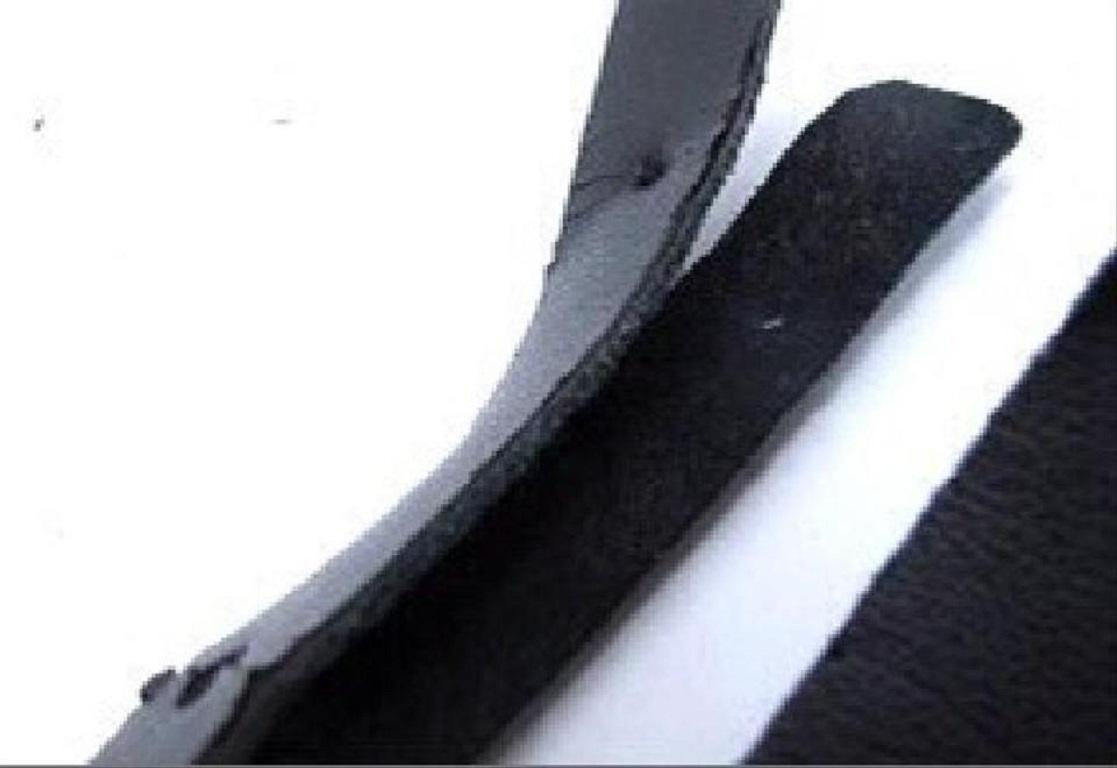 Signes d'usure : Décoloration du cuir et de la quincaillerie de la ceinture. Déchirures et fissures/légère patine sur le cuir. Doit être traité ou renforcé avant d'être utilisé.