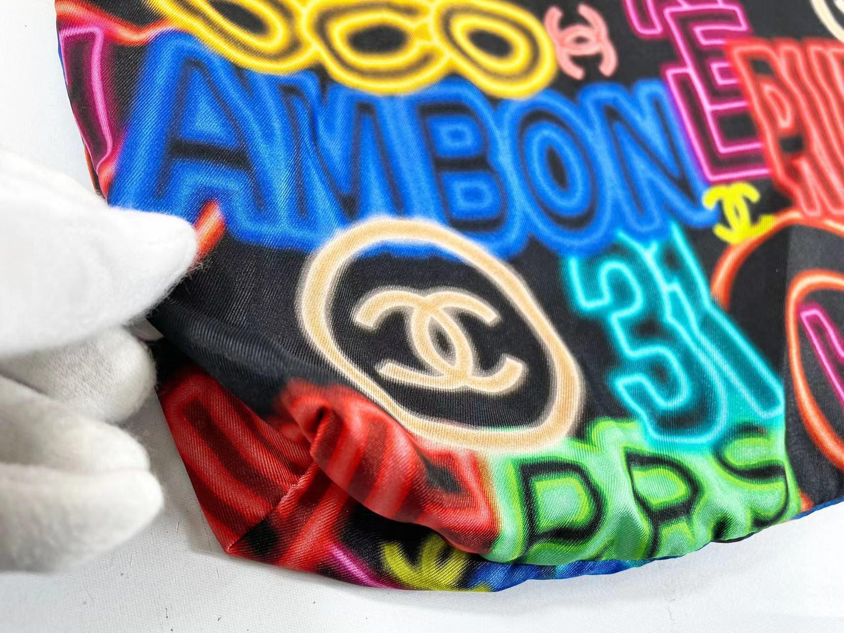 Chanel Schwarze Multicolor Graffiti bedruckte Tragetasche aus Stoff mit klappbarer Kette (Violett)