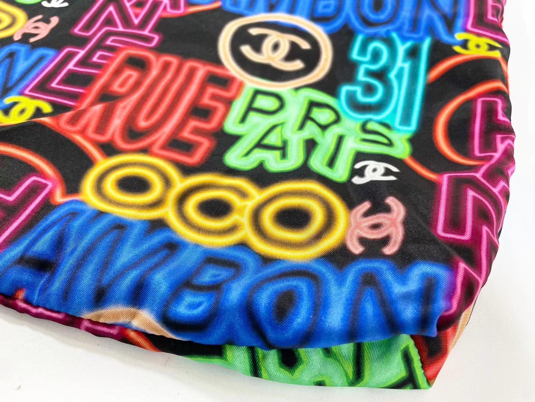 Chanel Schwarze Multicolor Graffiti bedruckte Tragetasche aus Stoff mit klappbarer Kette im Zustand „Gut“ in Irvine, CA