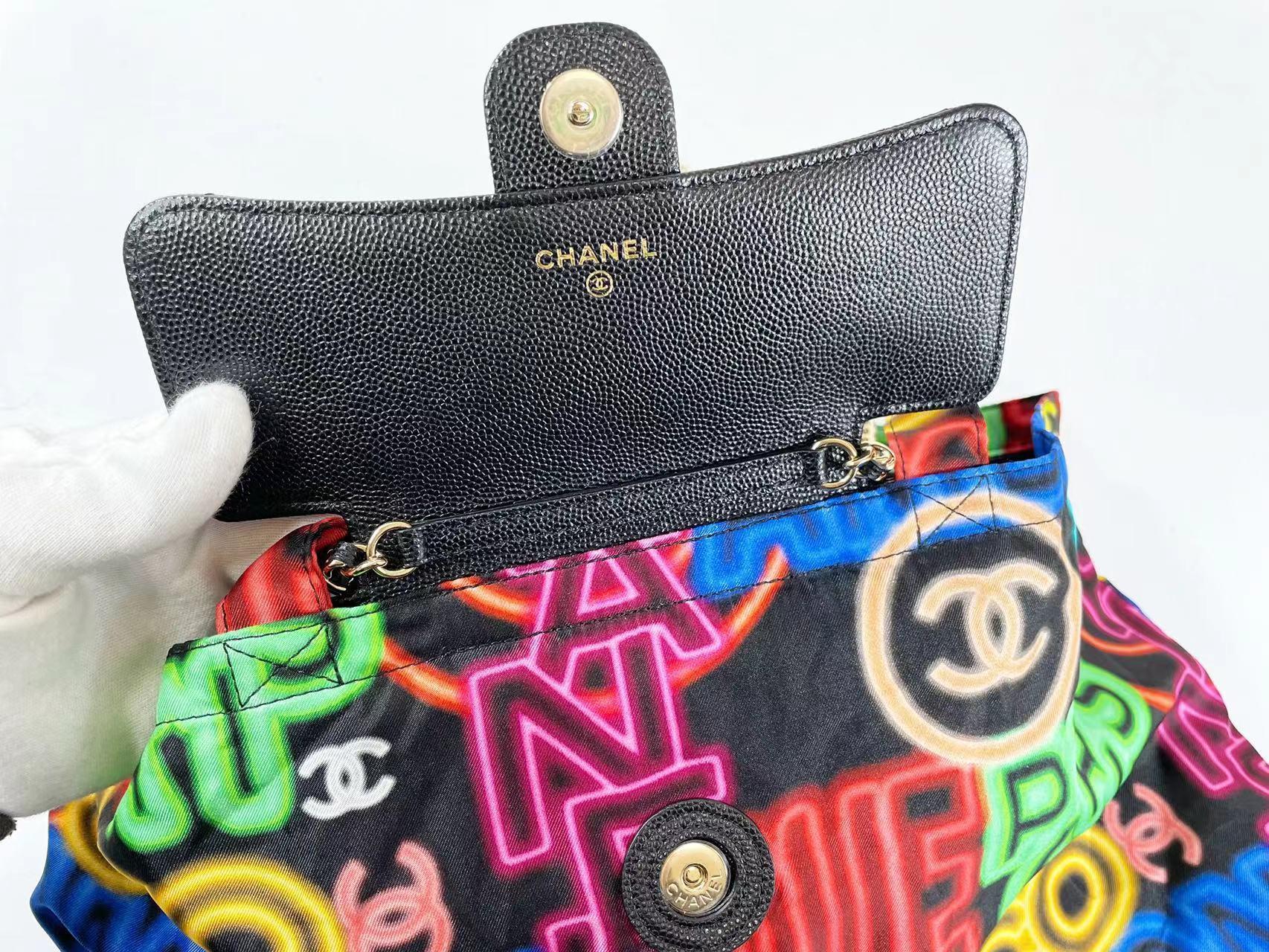 Chanel Schwarze Multicolor Graffiti bedruckte Tragetasche aus Stoff mit klappbarer Kette Damen