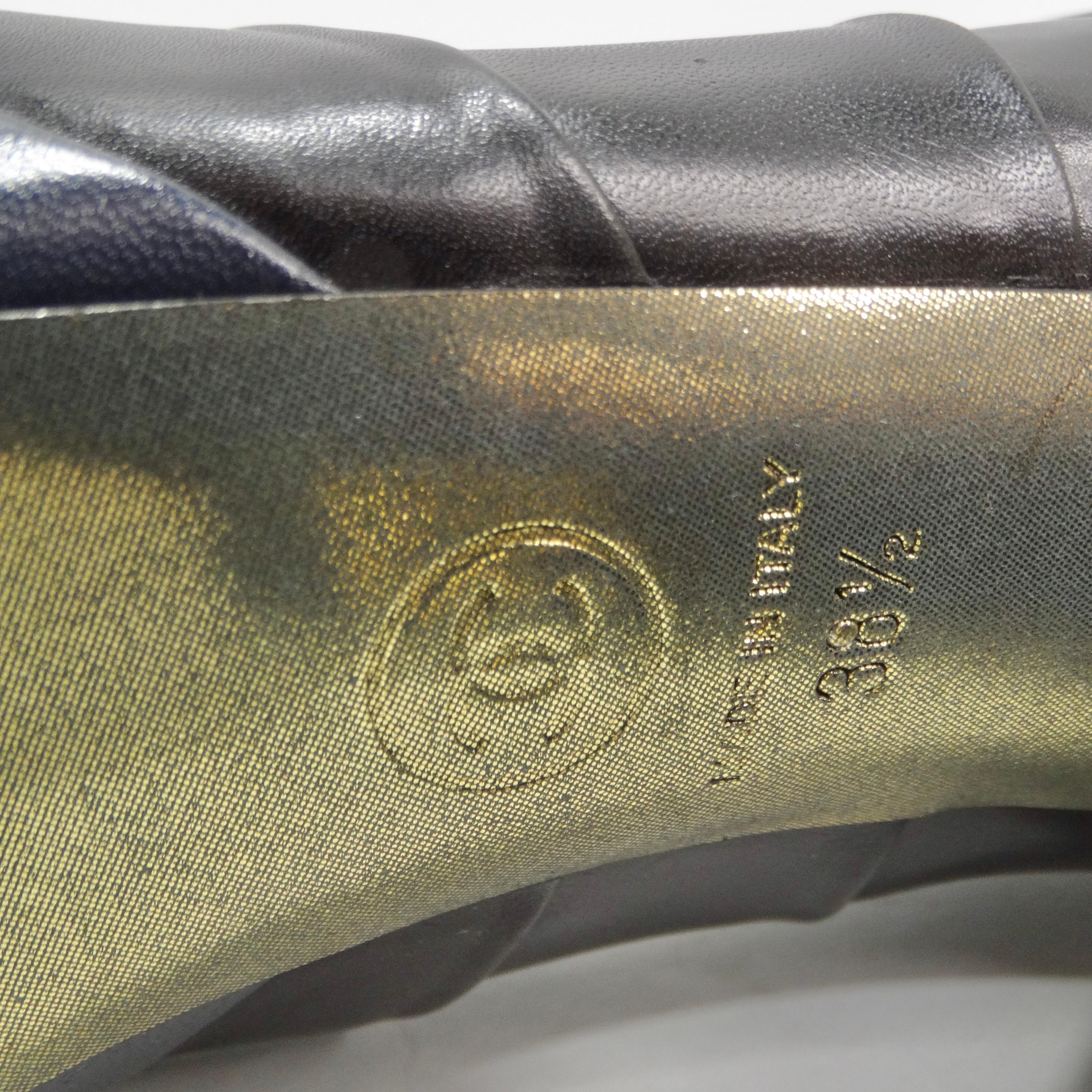 Chanel Schwarze/Navyblaue CC-Stiefel aus Leder im Angebot 6
