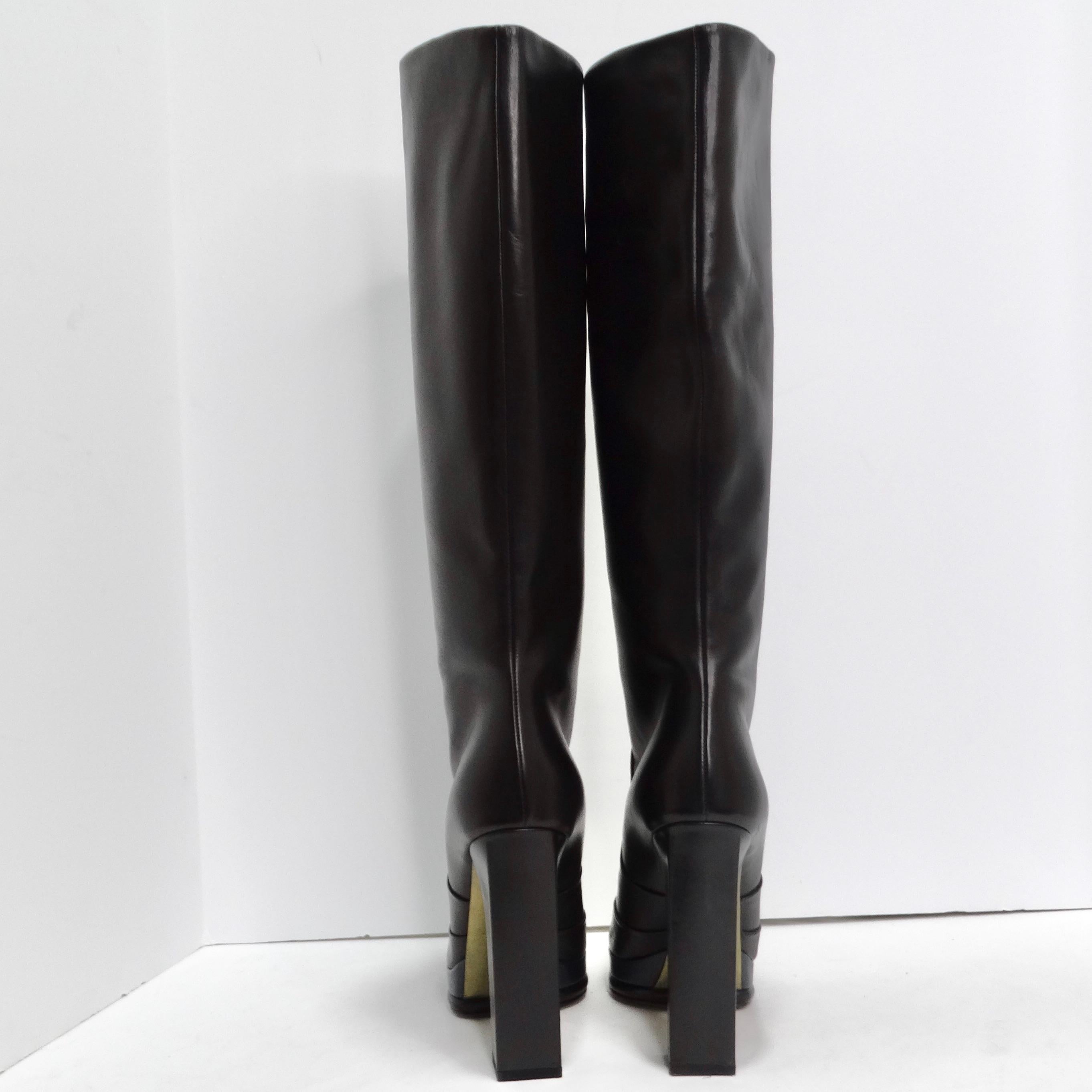 Chanel Schwarze/Navyblaue CC-Stiefel aus Leder im Angebot 3